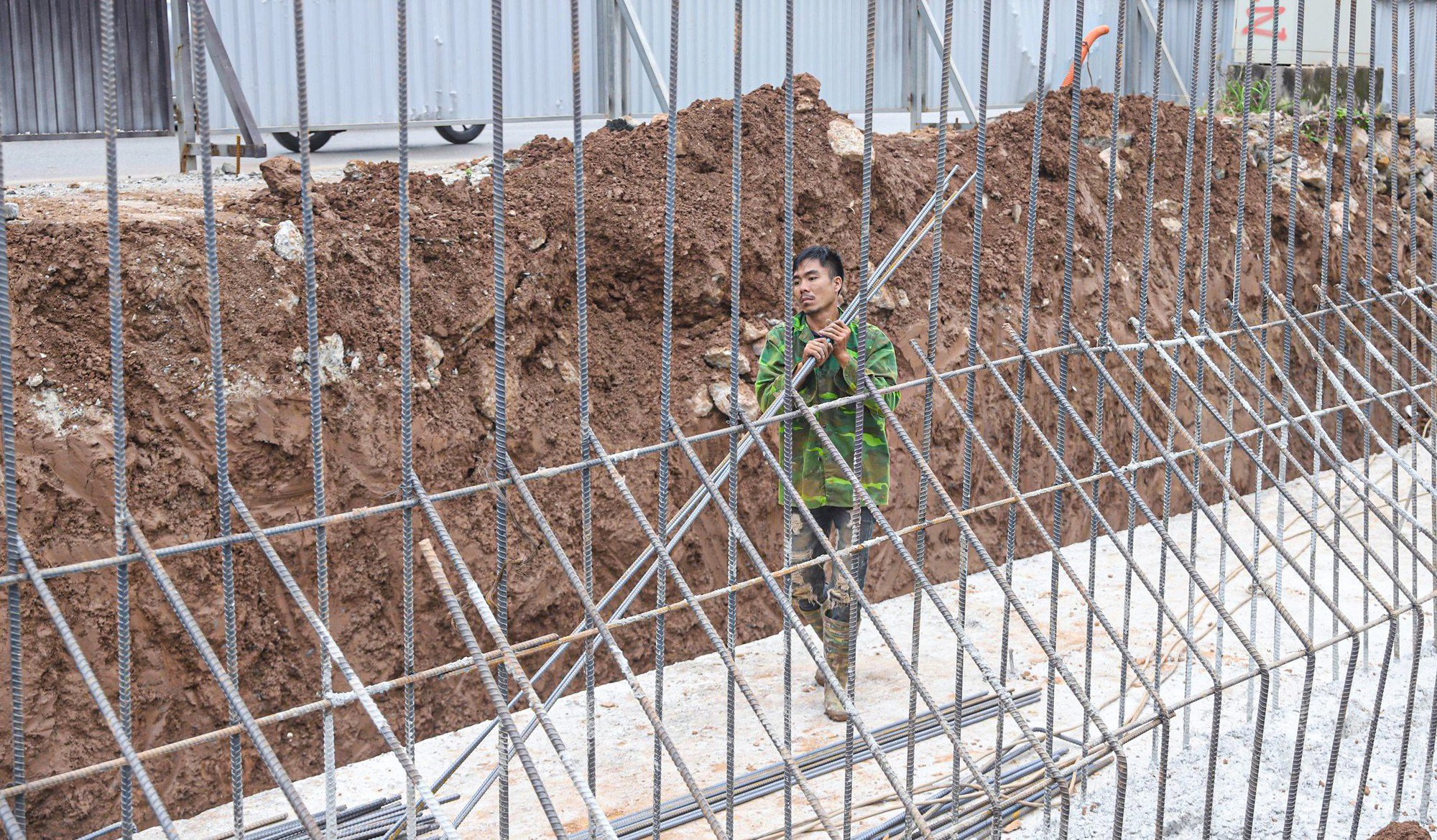  Nh&agrave; thầu thi c&ocirc;ng mở rộng đường &Acirc;u Cơ "qu&ecirc;n" đảm bảo ATGT sau 4 th&aacute;ng tạm dừng - Ảnh 12.