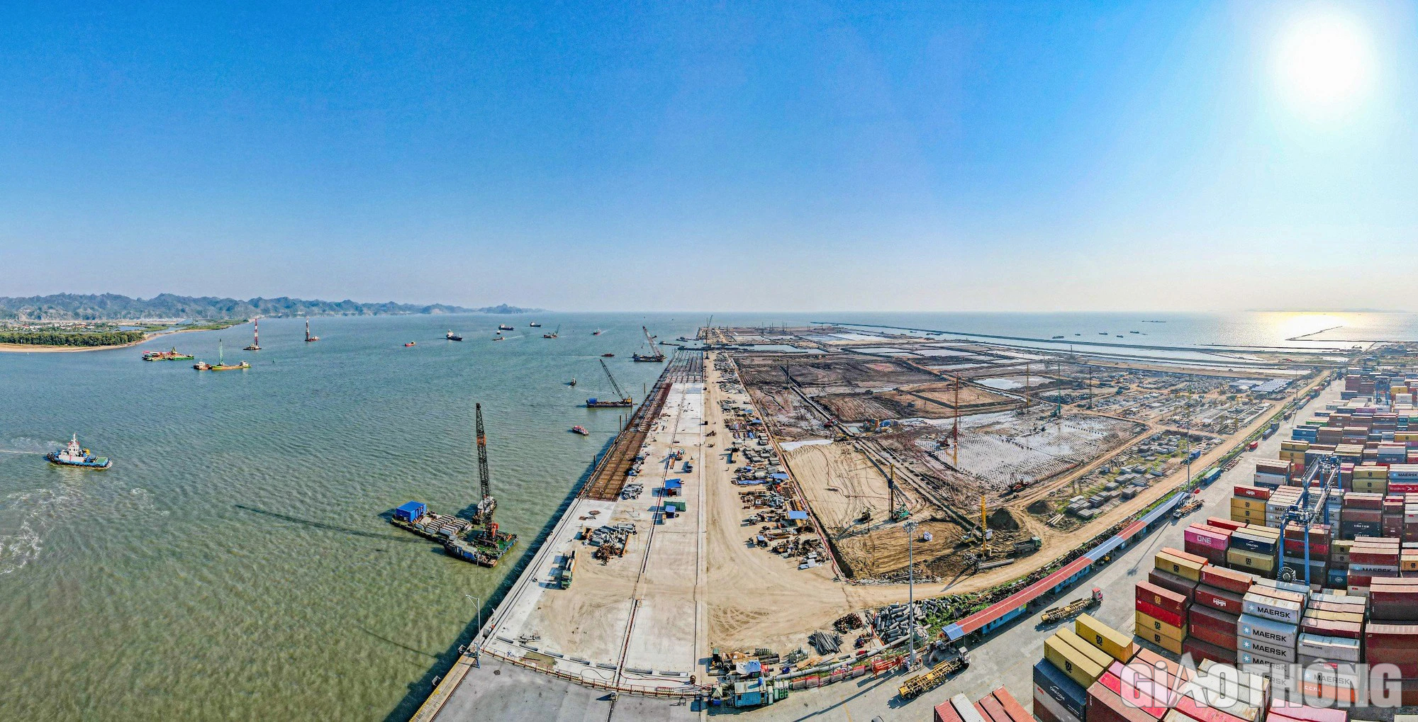 Tấp nập thi công trên đại công trường bến cảng Lạch Huyện - Ảnh 1. Tấp nập thi công trên đại công trường bến cảng Lạch Huyện - Ảnh 1.