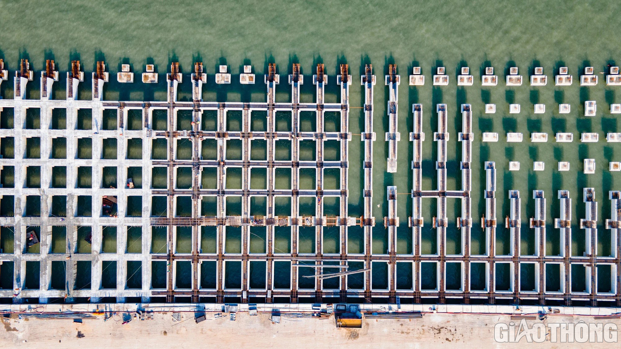 Tấp nập thi công trên đại công trường bến cảng Lạch Huyện - Ảnh 4. Tấp nập thi công trên đại công trường bến cảng Lạch Huyện - Ảnh 4.