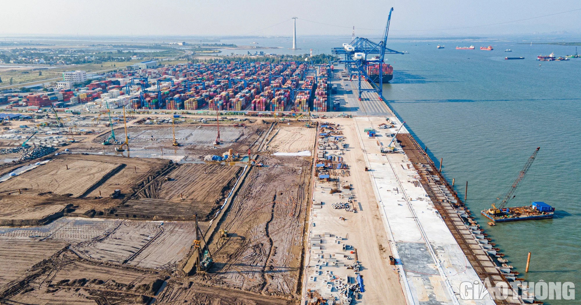 Tấp nập thi công trên đại công trường bến cảng Lạch Huyện - Ảnh 6. Tấp nập thi công trên đại công trường bến cảng Lạch Huyện - Ảnh 6.