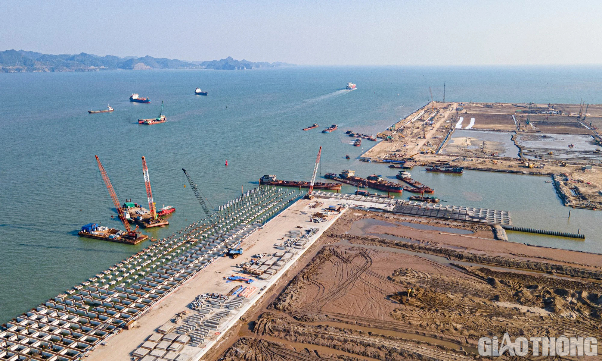 Tấp nập thi công trên đại công trường bến cảng Lạch Huyện - Ảnh 13. Tấp nập thi công trên đại công trường bến cảng Lạch Huyện - Ảnh 13.