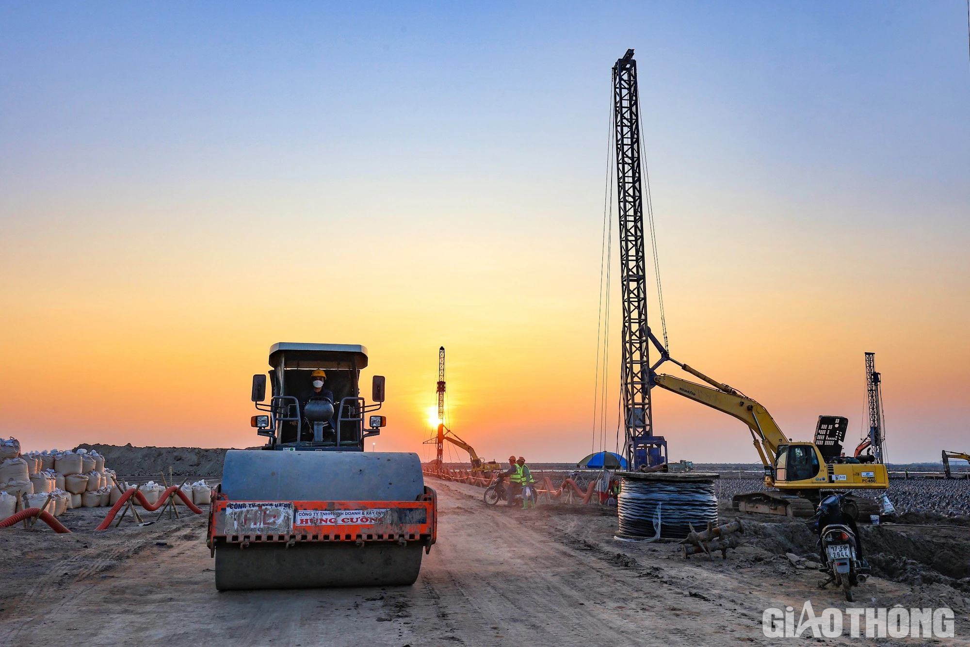 Tấp nập thi công trên đại công trường bến cảng Lạch Huyện - Ảnh 14. Tấp nập thi công trên đại công trường bến cảng Lạch Huyện - Ảnh 14.