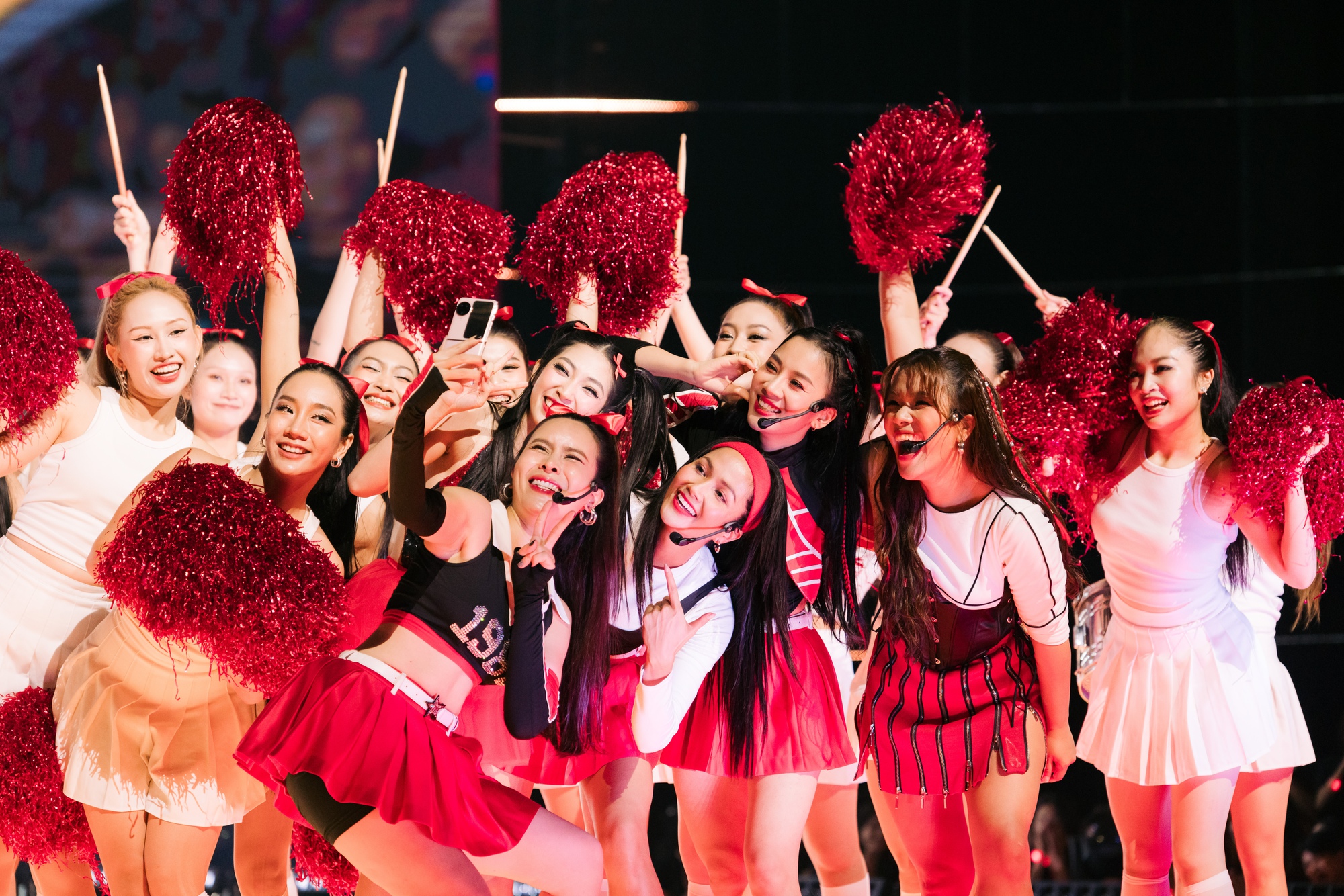 Hậu trường Chị đẹp đạp gi&oacute; rẽ s&oacute;ng 2023: "Chị ngả em n&acirc;ng" n&oacute;ng bỏng, gợi cảm - Ảnh 8.