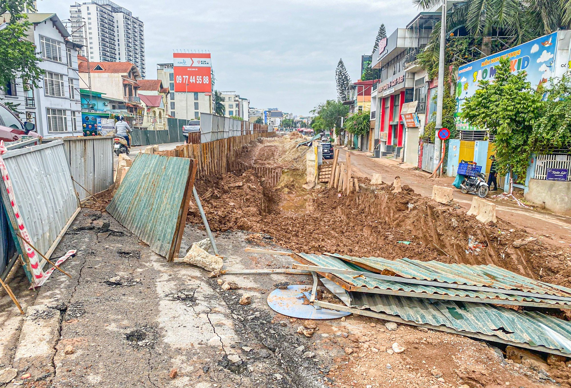  Nh&agrave; thầu thi c&ocirc;ng mở rộng đường &Acirc;u Cơ "qu&ecirc;n" đảm bảo ATGT sau 4 th&aacute;ng tạm dừng - Ảnh 4.
