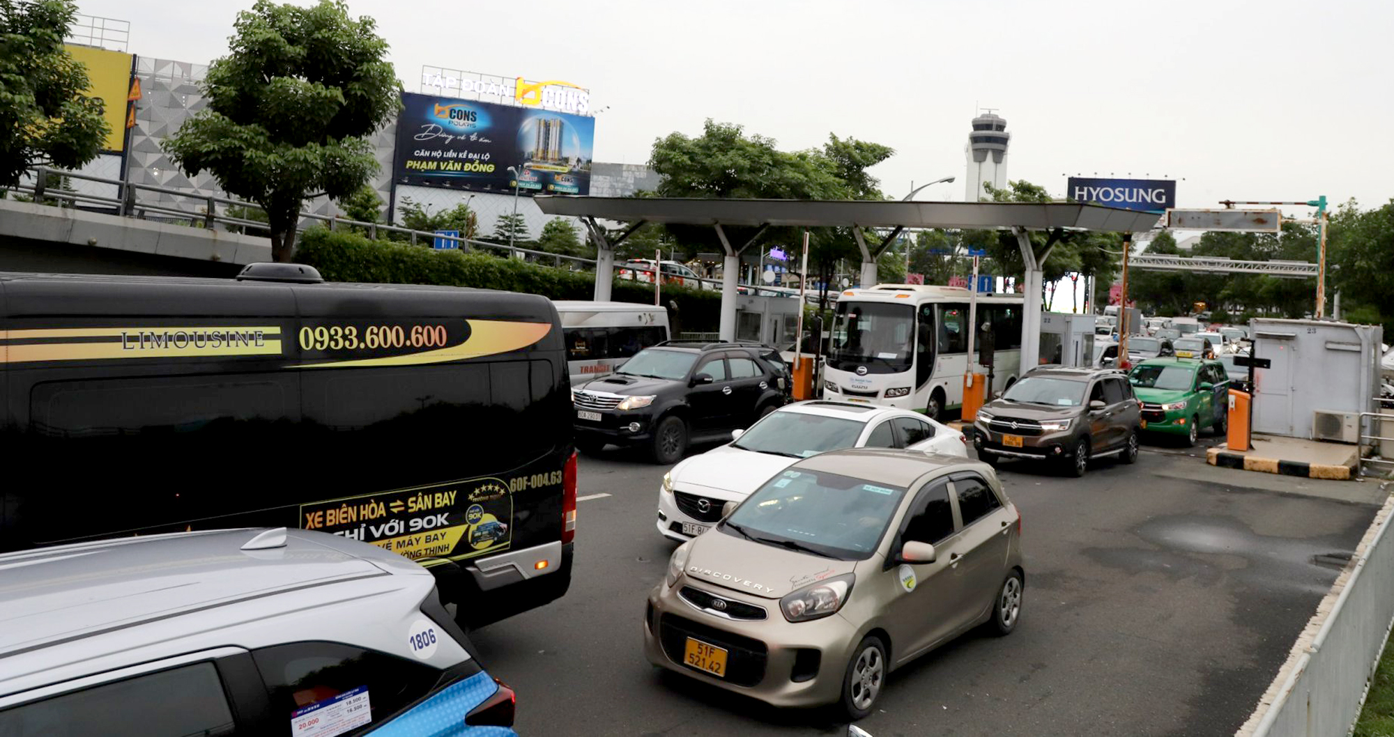 Gấp r&uacute;t thu ph&iacute; tự động k&eacute;o giảm &ugrave;n tắc s&acirc;n bay - Ảnh 3.