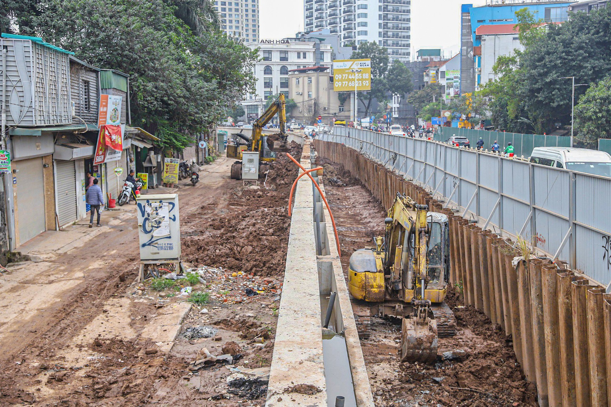  Nh&agrave; thầu thi c&ocirc;ng mở rộng đường &Acirc;u Cơ "qu&ecirc;n" đảm bảo ATGT sau 4 th&aacute;ng tạm dừng - Ảnh 5.