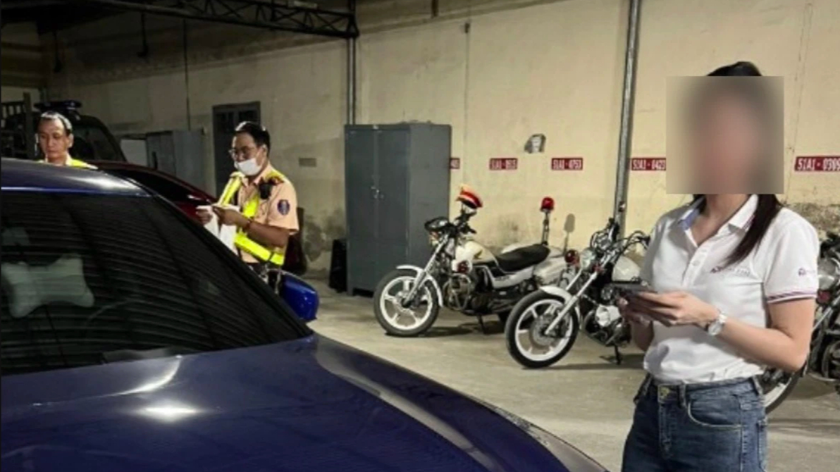 C&ocirc; g&aacute;i l&aacute;i xe &ocirc; t&ocirc; gần 140km/h ở TP Thủ Đức bị CSGT xử phạt  - Ảnh 1.