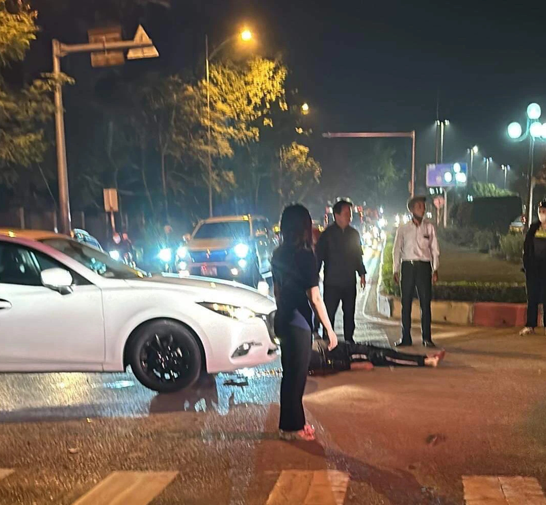 Va chạm với xe ô tô đỗ giữa đường, nam thanh niên tử vong - Ảnh 1. Va chạm với xe ô tô đỗ giữa đường, nam thanh niên tử vong - Ảnh 1.