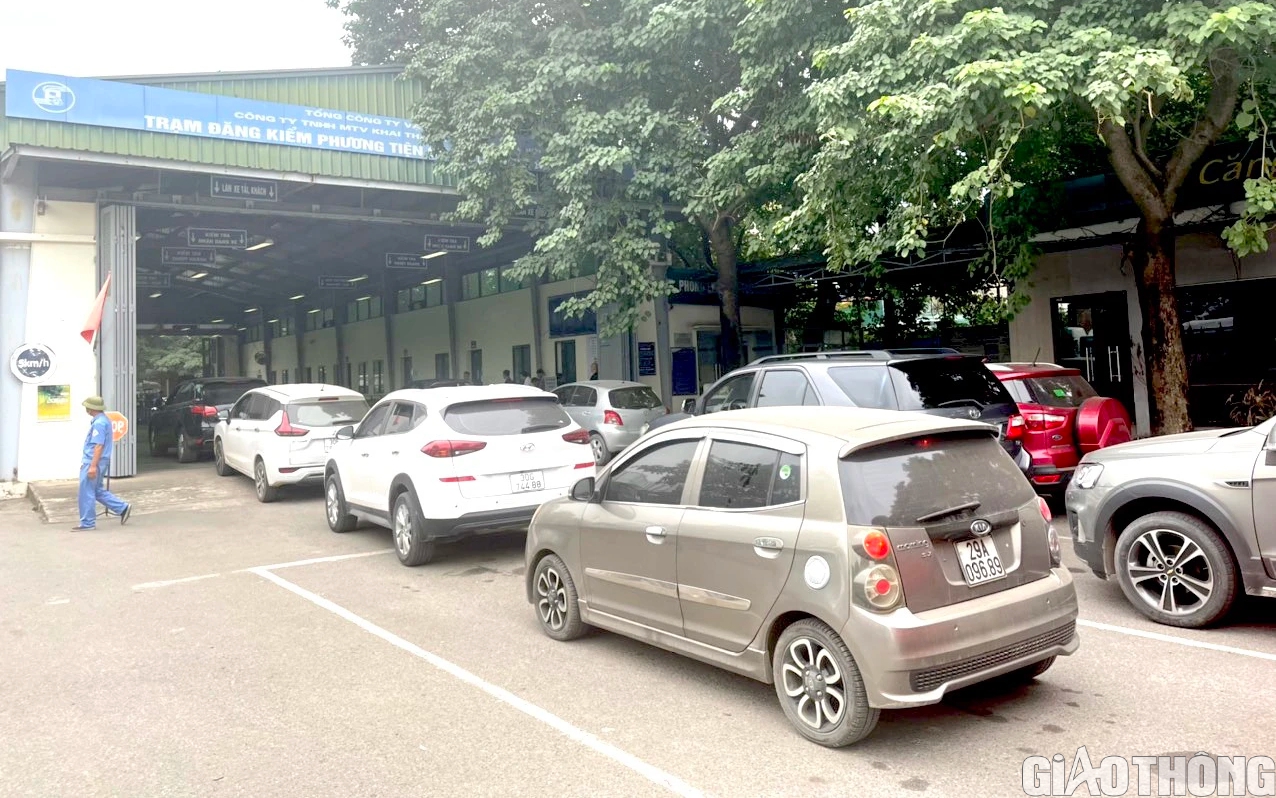 Đăng kiểm tăng ca, l&agrave;m cả ng&agrave;y nghỉ chống &ugrave;n tắc dịp cuối năm