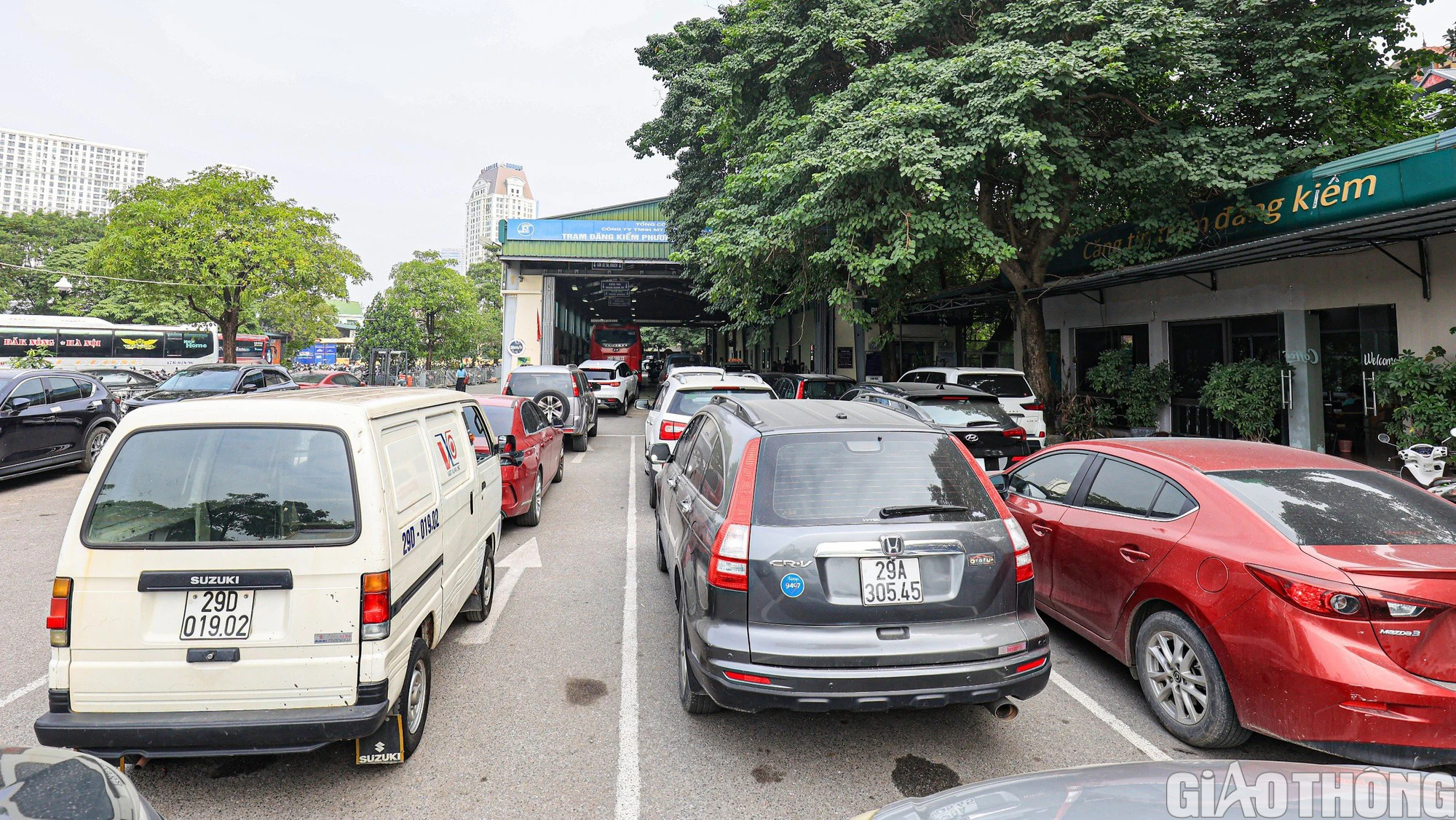 Nhu cầu tăng cao th&aacute;ng cuối năm, d&acirc;n xếp h&agrave;ng chờ kiểm định xe - Ảnh 1.