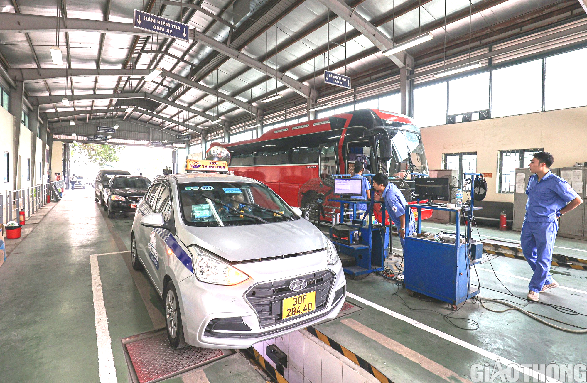 Nhu cầu tăng cao th&aacute;ng cuối năm, d&acirc;n xếp h&agrave;ng chờ kiểm định xe - Ảnh 2.
