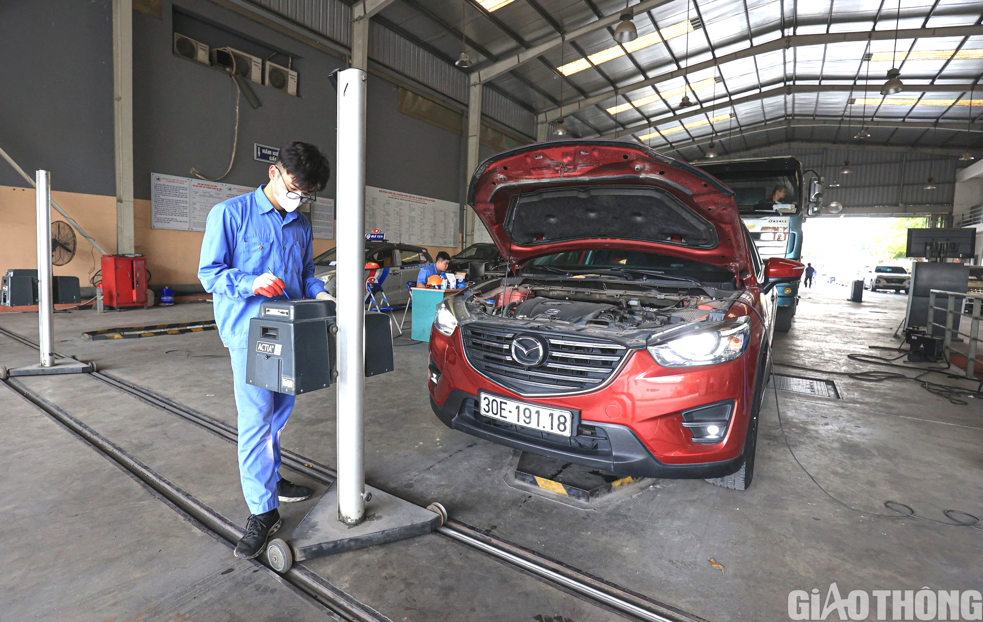 Nhu cầu tăng cao th&aacute;ng cuối năm, d&acirc;n xếp h&agrave;ng chờ kiểm định xe - Ảnh 4.