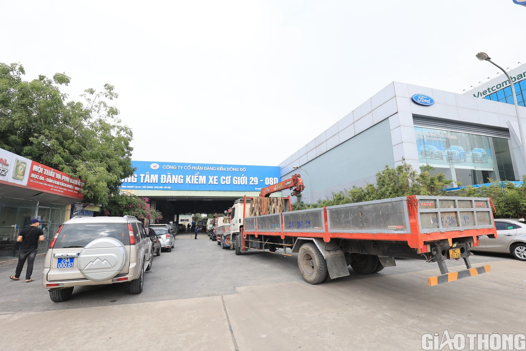 Nhu cầu tăng cao th&aacute;ng cuối năm, d&acirc;n xếp h&agrave;ng chờ kiểm định xe - Ảnh 5.