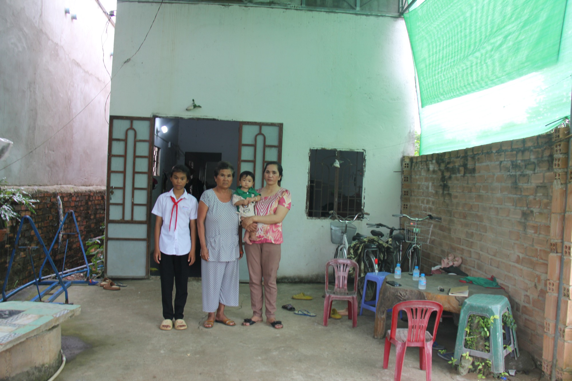 Cha đi tiệc m&atilde;i kh&ocirc;ng về, để lại con thơ bơ vơ v&igrave; TNGT - Ảnh 3.