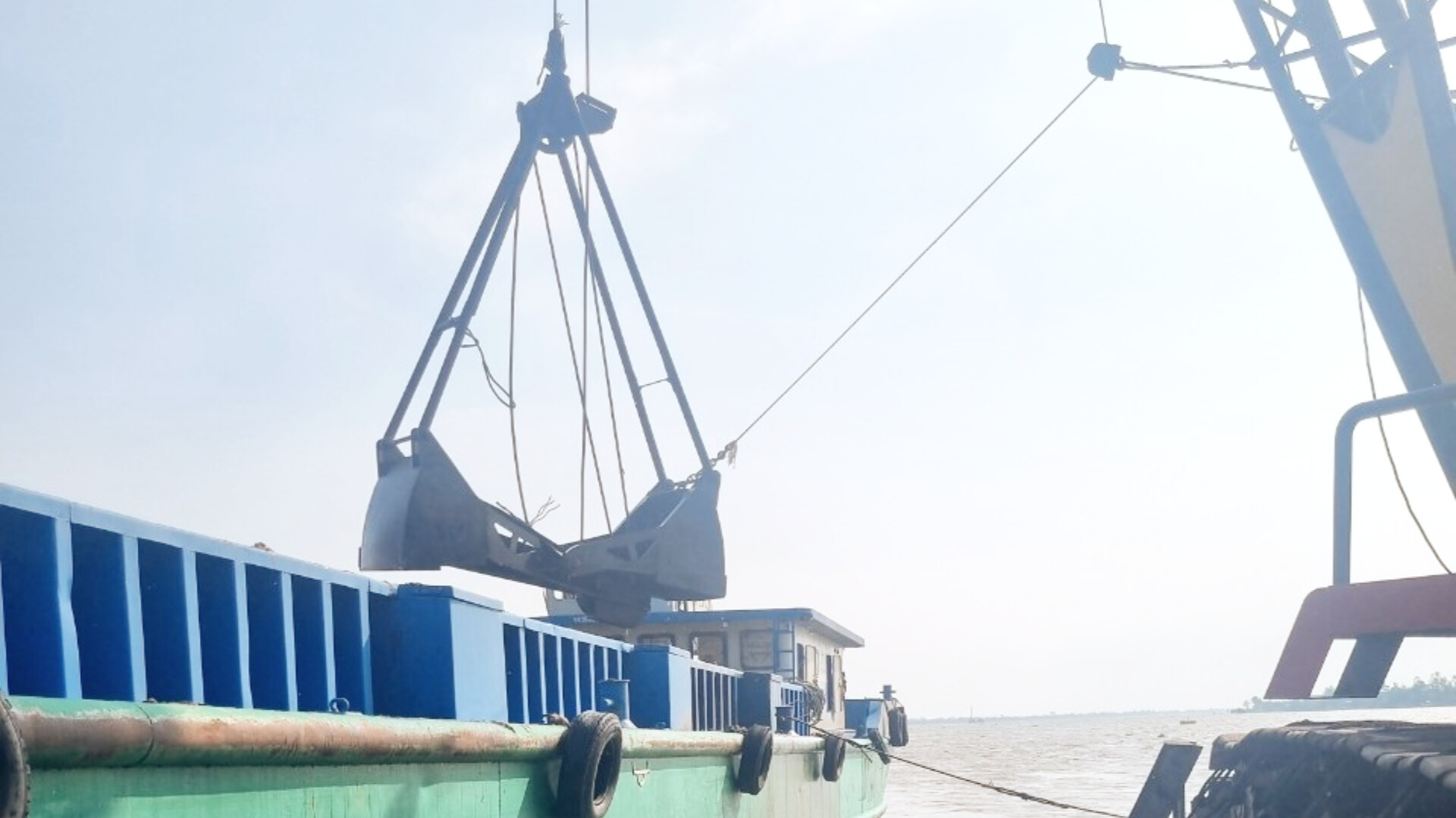 Bắt đầu khai th&aacute;c mỏ c&aacute;t thứ ba được b&agrave;n giao theo cơ chế đặc th&ugrave; ở Đồng Th&aacute;p - Ảnh 1.