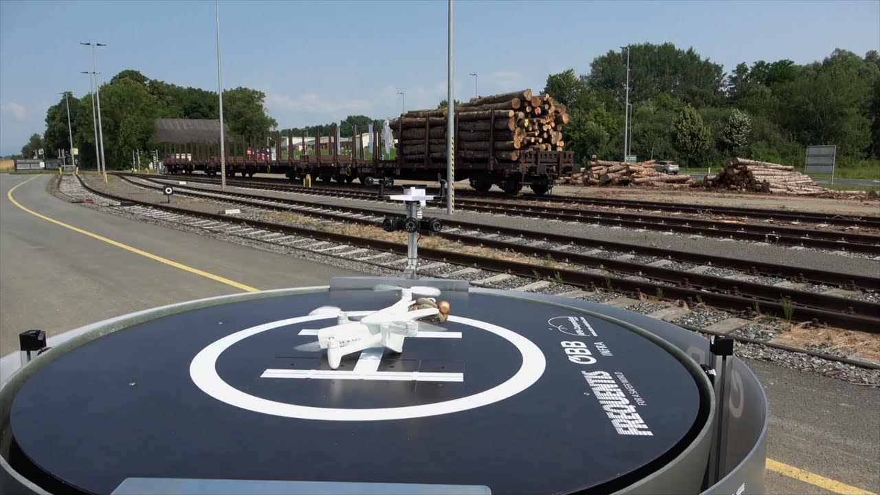 &Aacute;o: Ứng dụng drone v&agrave;o hoạt động đảm bảo an to&agrave;n đường sắt - Ảnh 1.