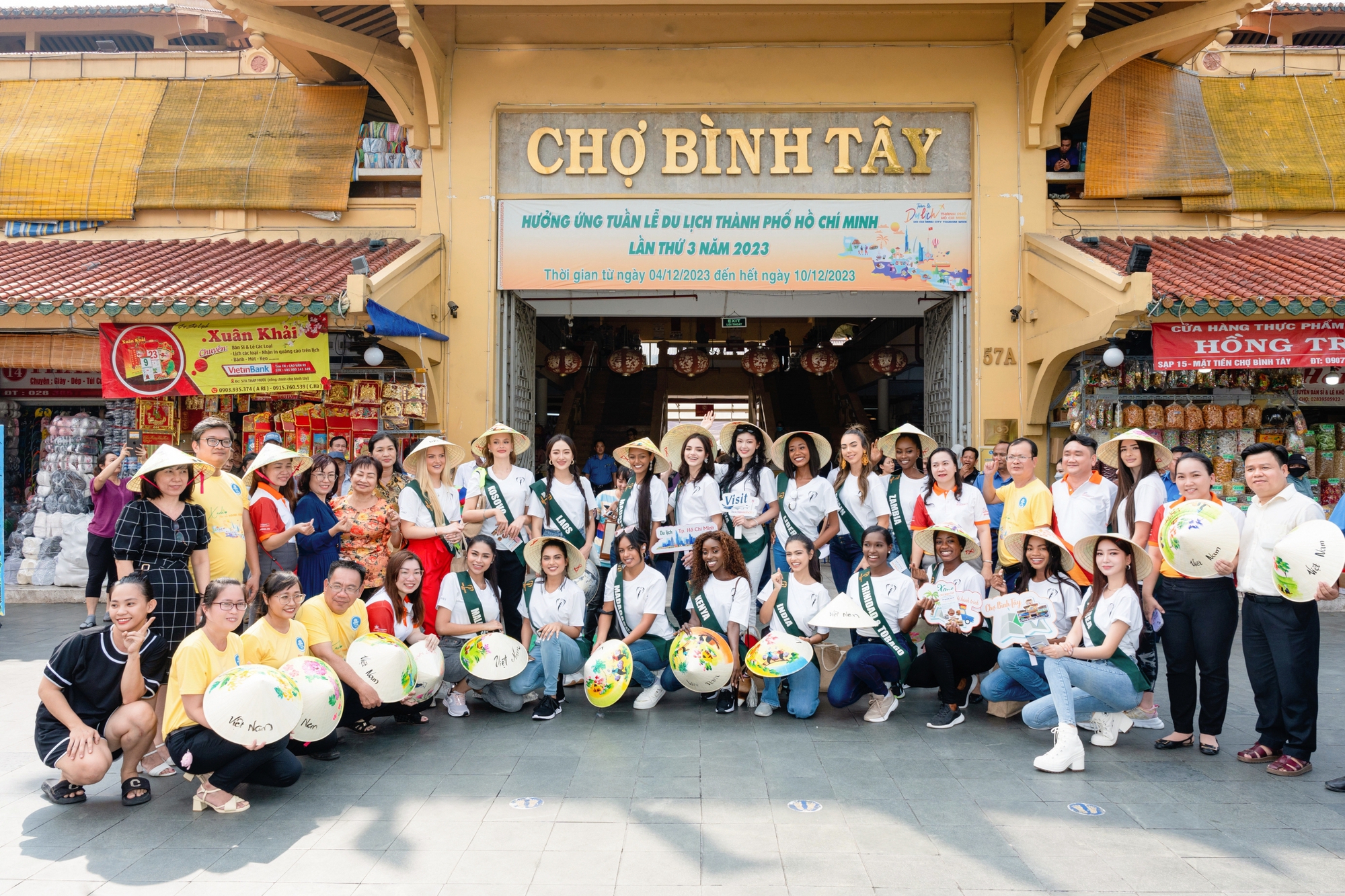 Nạn ph&aacute; rừng, &ocirc; nhiễm nhựa ở mức b&aacute;o động được 90 hoa hậu quốc tế b&agrave;n thảo với sinh vi&ecirc;n - Ảnh 10.