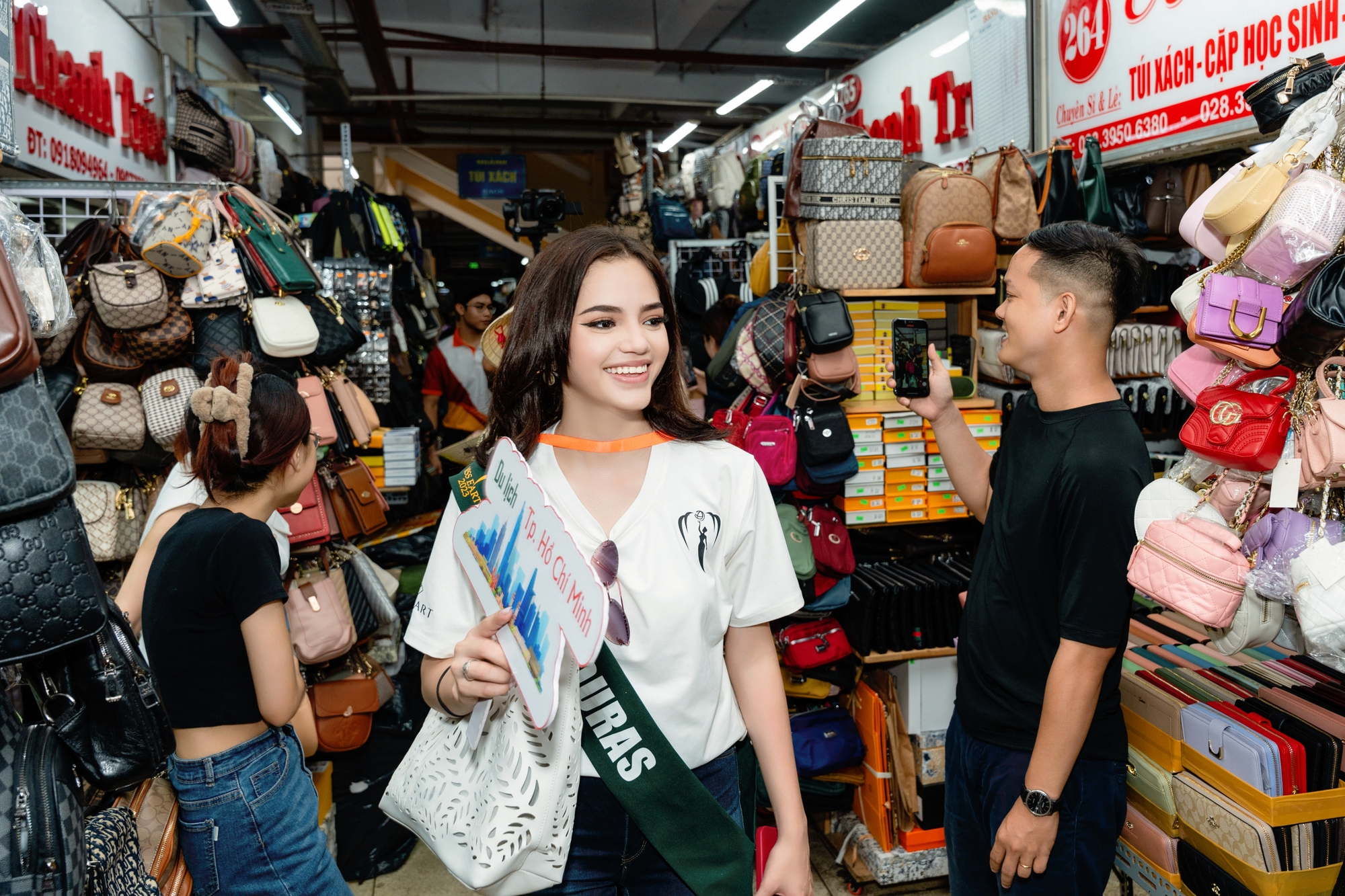 Nạn ph&aacute; rừng, &ocirc; nhiễm nhựa ở mức b&aacute;o động được 90 hoa hậu quốc tế b&agrave;n thảo với sinh vi&ecirc;n - Ảnh 7.