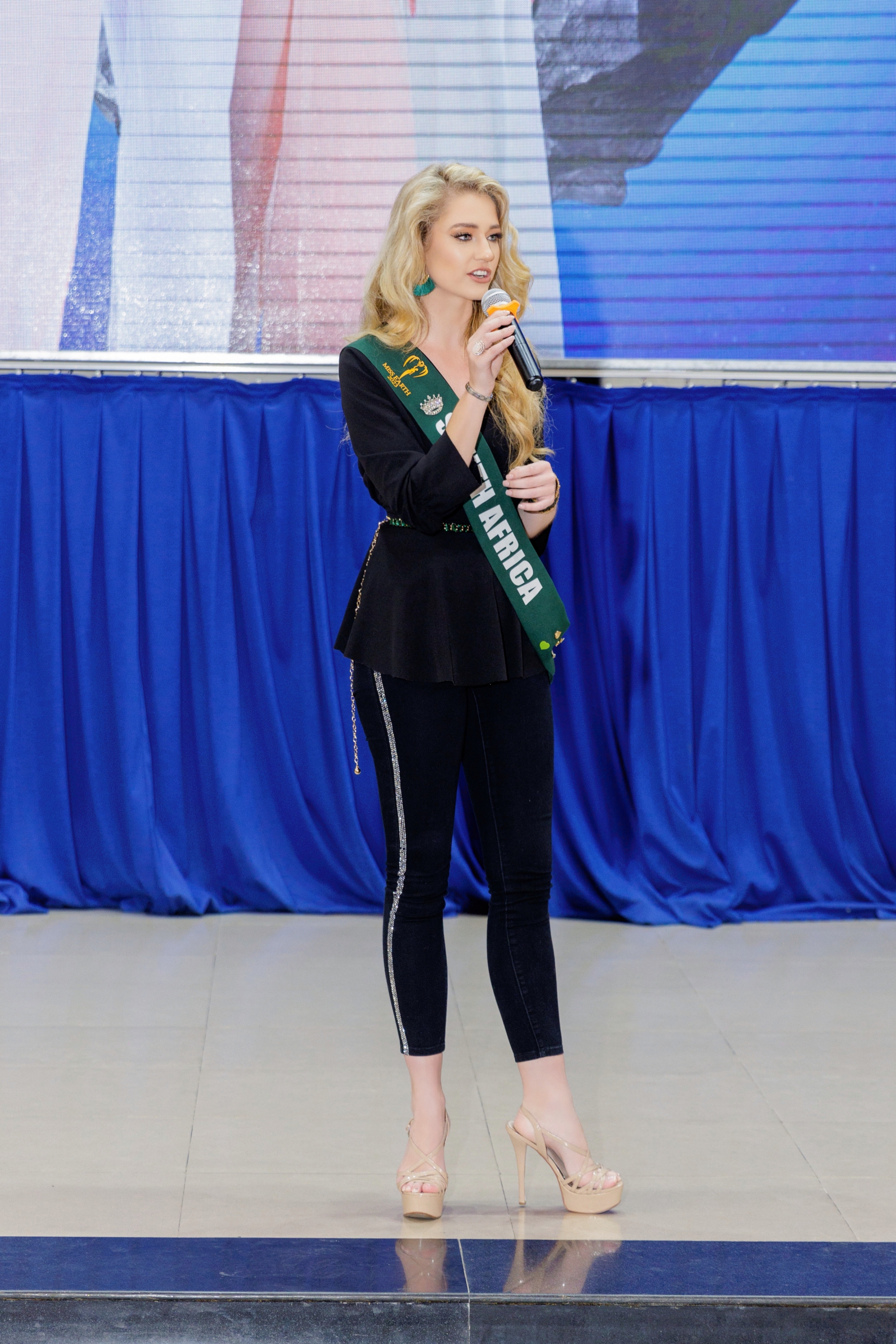 Nạn ph&aacute; rừng, &ocirc; nhiễm nhựa ở mức b&aacute;o động được 90 hoa hậu quốc tế b&agrave;n thảo với sinh vi&ecirc;n - Ảnh 4.