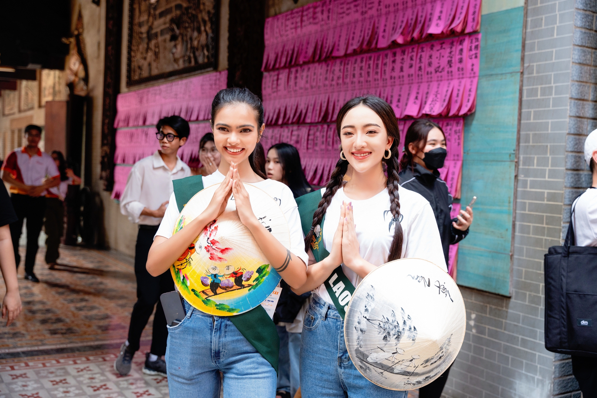 Nạn ph&aacute; rừng, &ocirc; nhiễm nhựa ở mức b&aacute;o động được 90 hoa hậu quốc tế b&agrave;n thảo với sinh vi&ecirc;n - Ảnh 8.