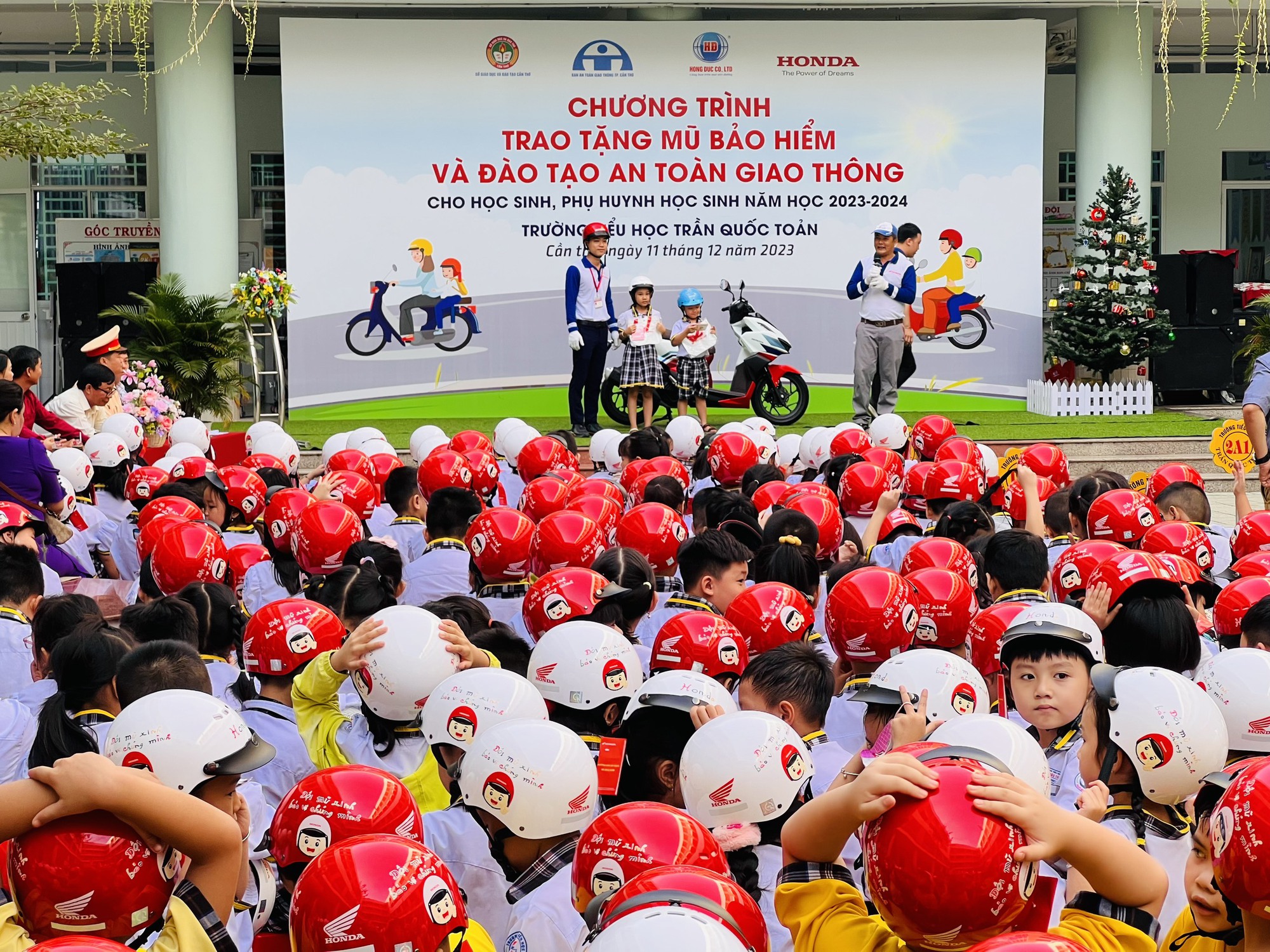 N&acirc;ng cao tỷ lệ đội n&oacute;n bảo hiểm cho học sinh tiểu học ở Cần Thơ - Ảnh 1.