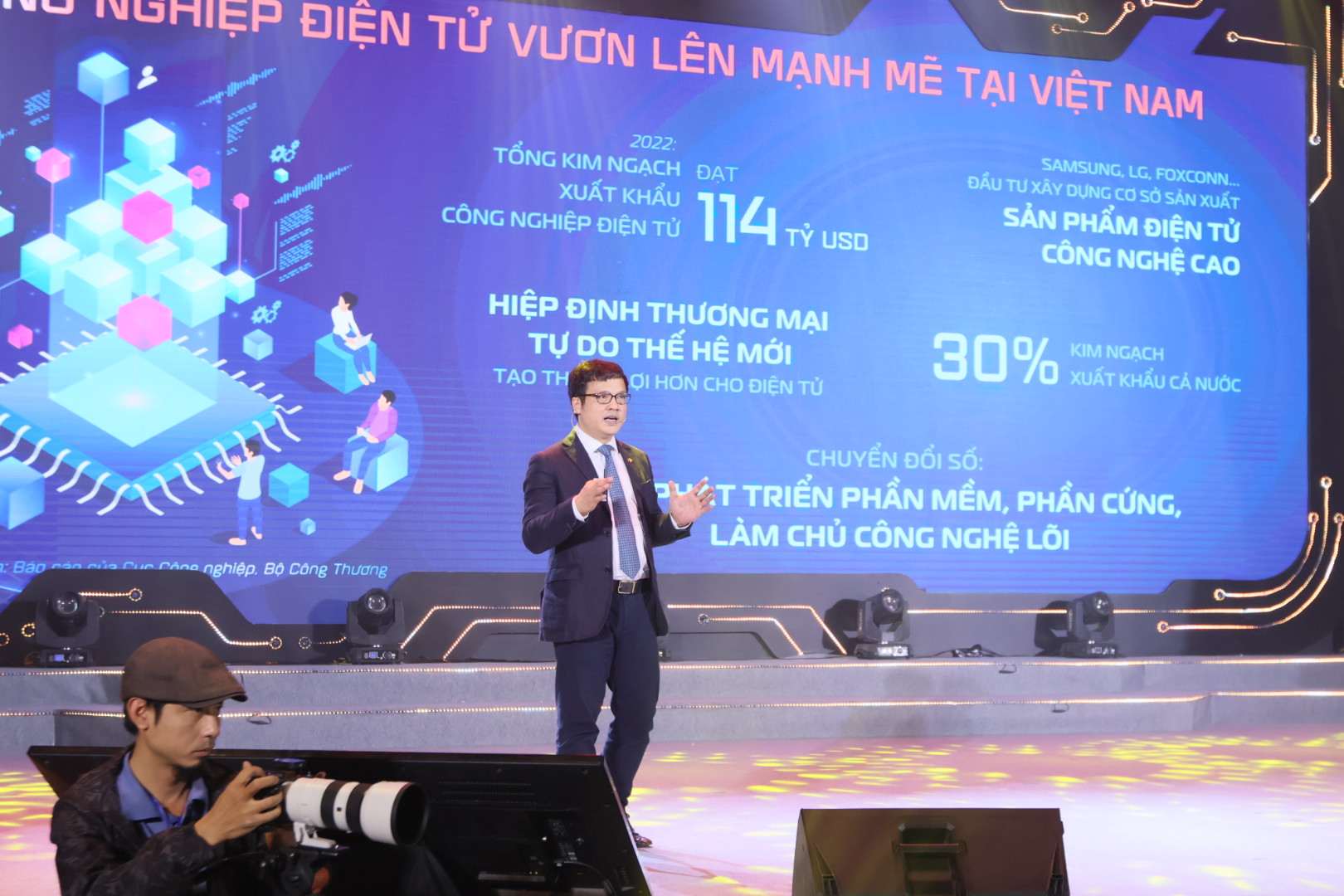 Khai mạc Diễn đ&agrave;n Quốc gia về ph&aacute;t triển doanh nghiệp c&ocirc;ng nghệ số Việt Nam lần thứ V - Ảnh 3.