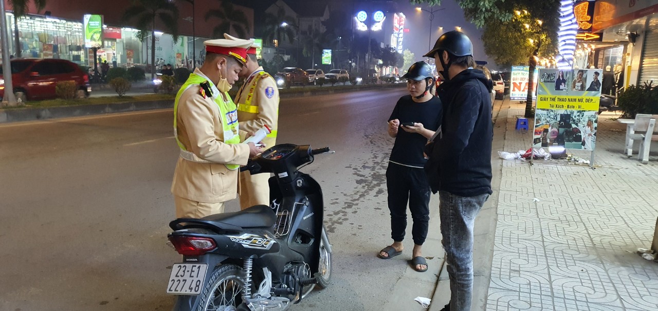 T&agrave;i xế vi phạm nồng độ cồn đ&ograve;i lấy xe ngay để mai đi l&agrave;m - Ảnh 5.