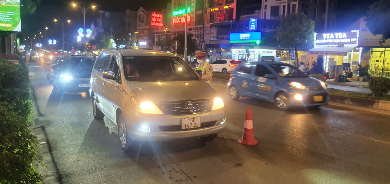 T&agrave;i xế vi phạm nồng độ cồn đ&ograve;i lấy xe ngay để mai đi l&agrave;m - Ảnh 4.