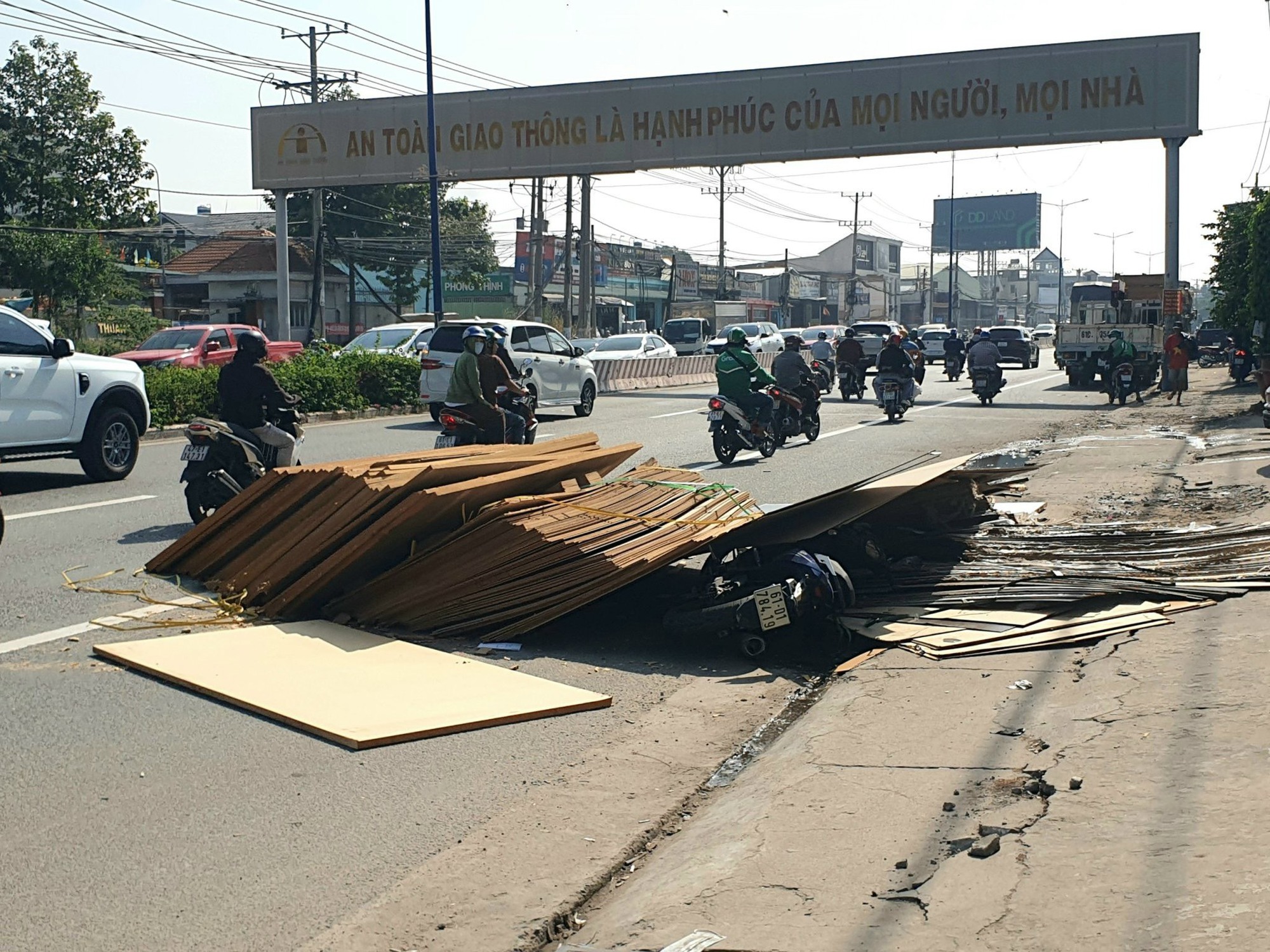 Người đàn ông sống sót thần kỳ sau khi bị hàng tấn gỗ từ xe đầu kéo đè lên người - Ảnh 1. Người đàn ông sống sót thần kỳ sau khi bị hàng tấn gỗ từ xe đầu kéo đè lên người - Ảnh 1.