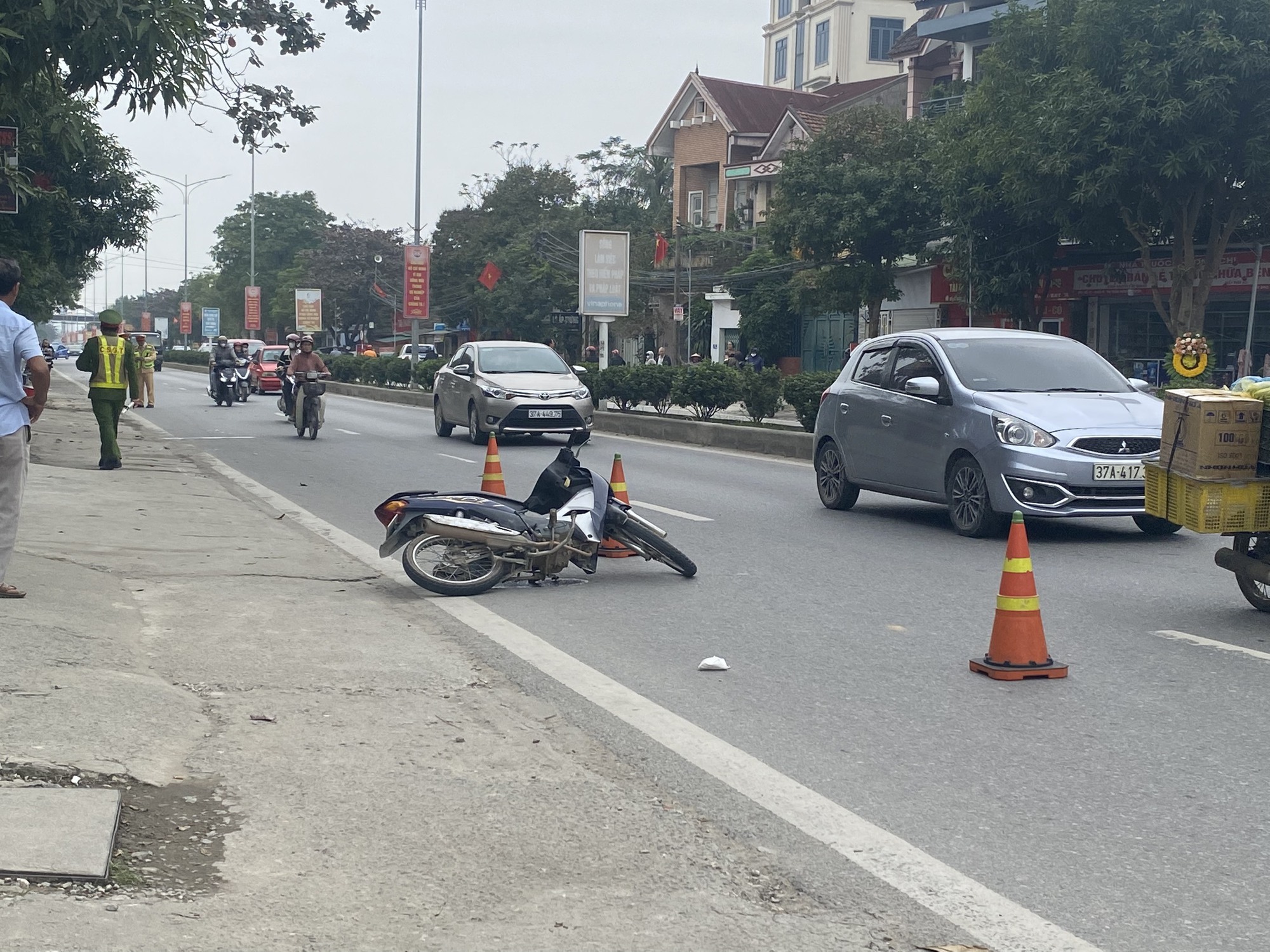 Kiểm tra nồng độ cồn, một chiến sĩ CSGT bị thanh ni&ecirc;n lao xe m&aacute;y như bay v&agrave;o người - Ảnh 1.