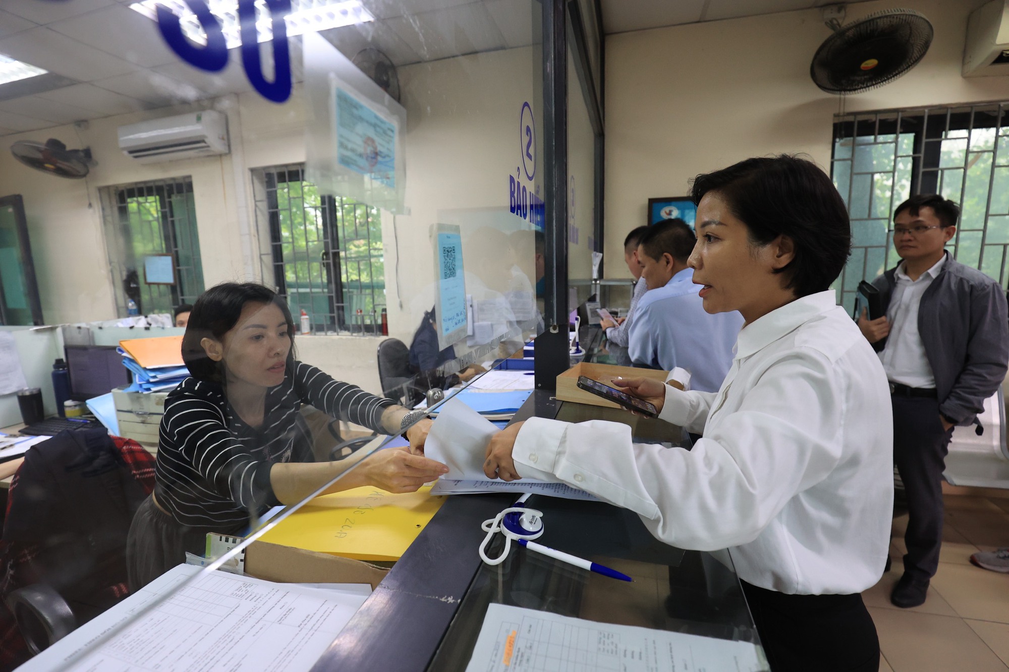 &Ocirc; t&ocirc; miễn đăng kiểm lần đầu sẽ phải nộp ph&iacute; dịch vụ lập hồ sơ phương tiện - Ảnh 1.