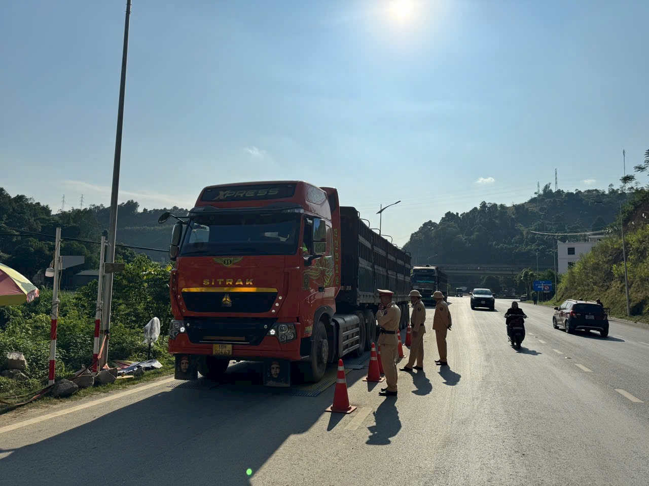 L&agrave;o Cai: Li&ecirc;n tiếp xử l&yacute; xe qu&aacute; tải từ 62-150% tr&ecirc;n tuyến QL 4D - Ảnh 1.