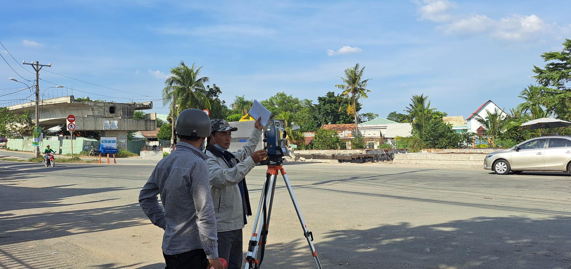 Người d&acirc;n TP.HCM th&aacute;o dỡ nh&agrave;, giao mặt bằng thi c&ocirc;ng cầu Tăng Long - Ảnh 6.