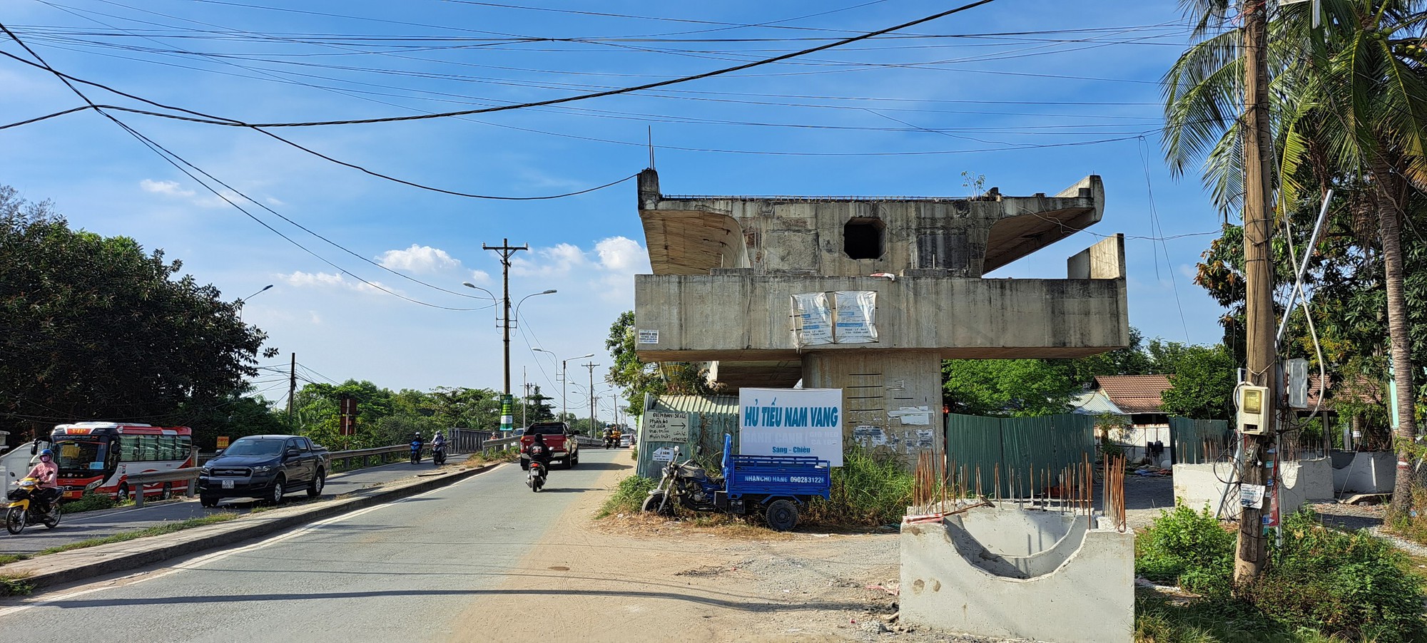 Người d&acirc;n TP.HCM th&aacute;o dỡ nh&agrave;, giao mặt bằng thi c&ocirc;ng cầu Tăng Long - Ảnh 5.