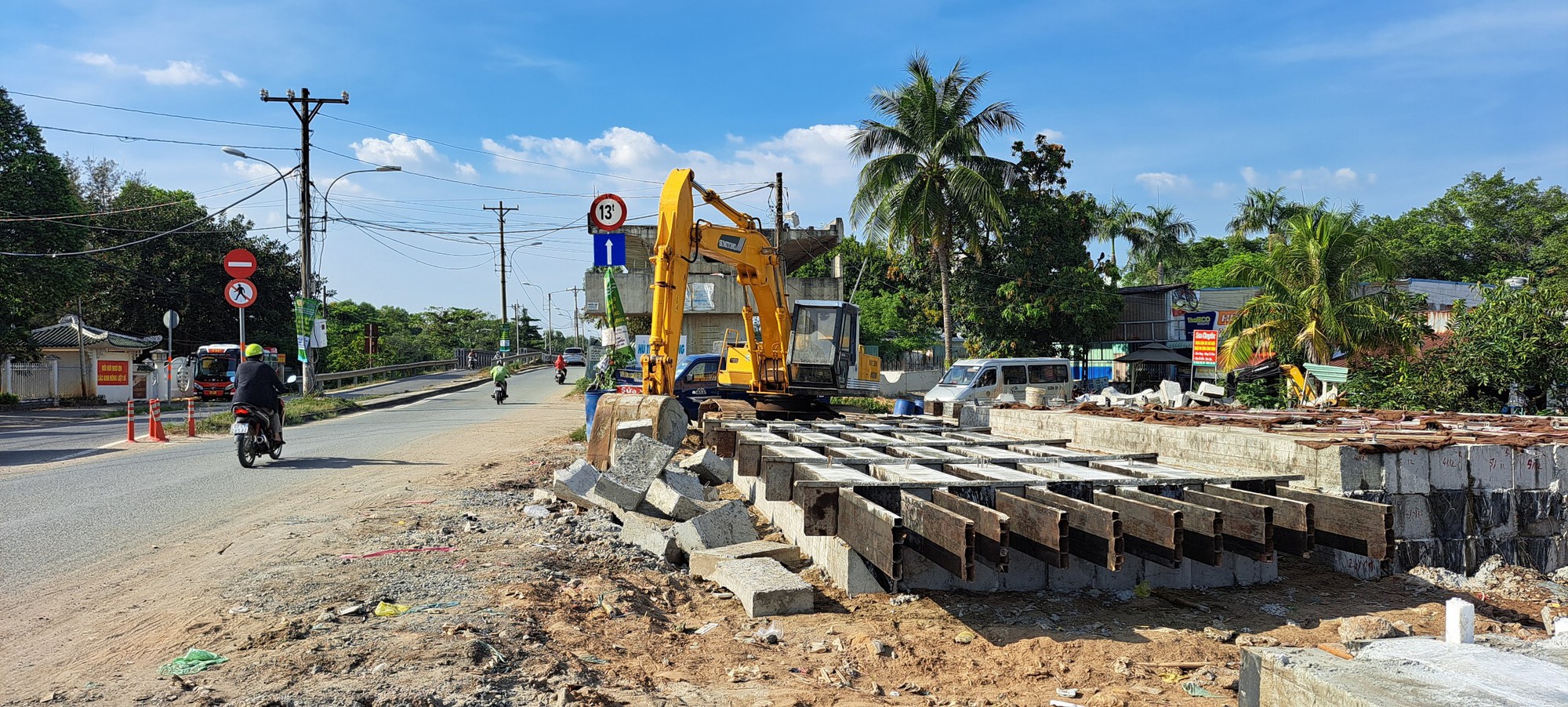 Người d&acirc;n TP.HCM th&aacute;o dỡ nh&agrave;, giao mặt bằng thi c&ocirc;ng cầu Tăng Long - Ảnh 1.