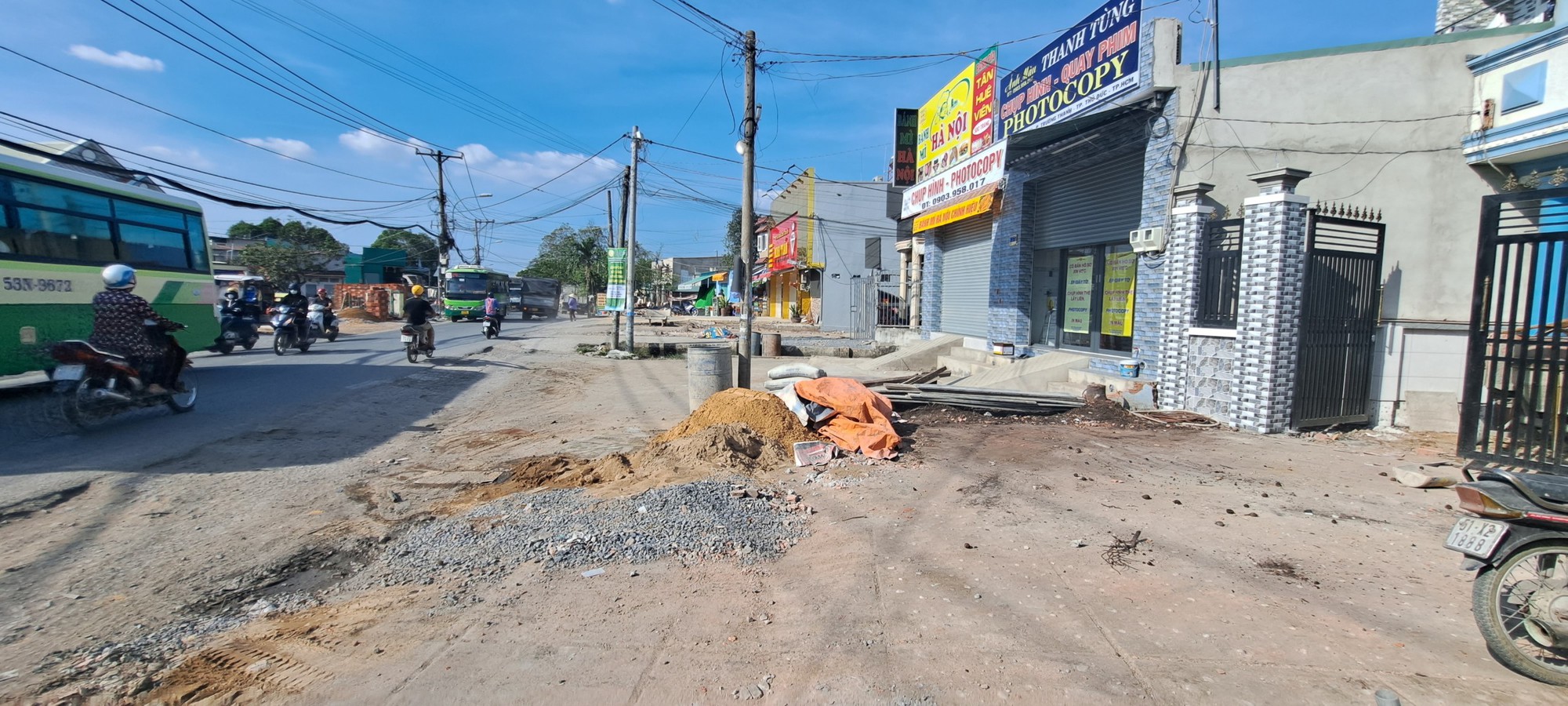 Người d&acirc;n TP.HCM th&aacute;o dỡ nh&agrave;, giao mặt bằng thi c&ocirc;ng cầu Tăng Long - Ảnh 2.