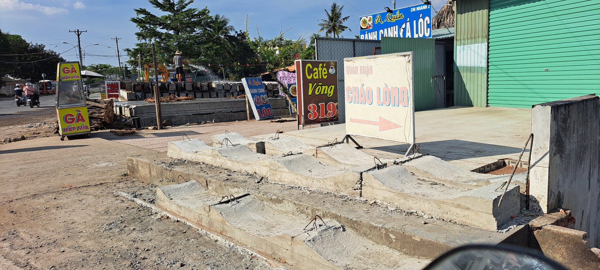 Người d&acirc;n TP.HCM th&aacute;o dỡ nh&agrave;, giao mặt bằng thi c&ocirc;ng cầu Tăng Long - Ảnh 7.