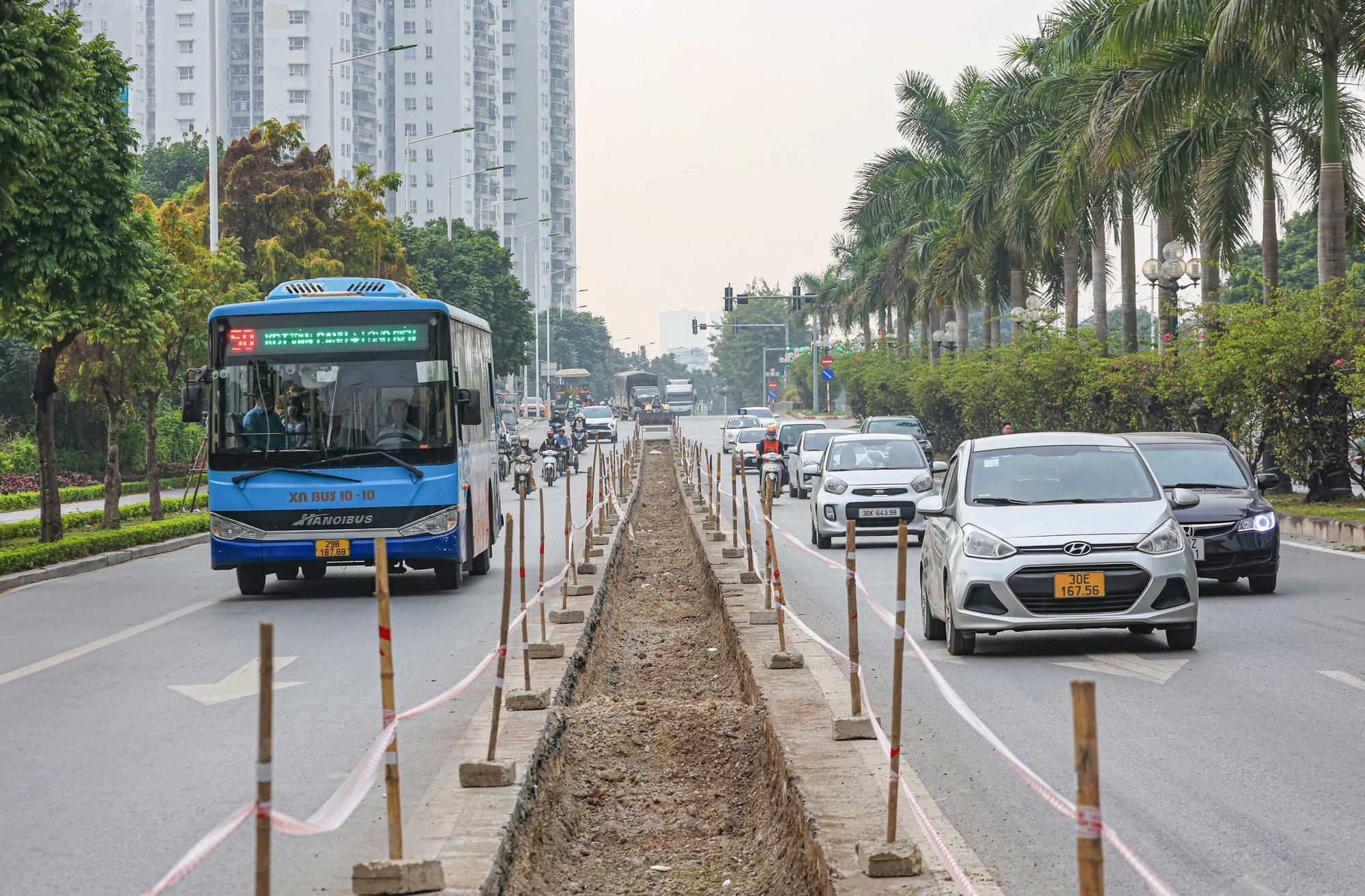 Cận cảnh x&eacute;n dải ph&acirc;n c&aacute;ch mở rộng l&ograve;ng đường nhiều tuyến phố ở H&agrave; Nội - Ảnh 11.