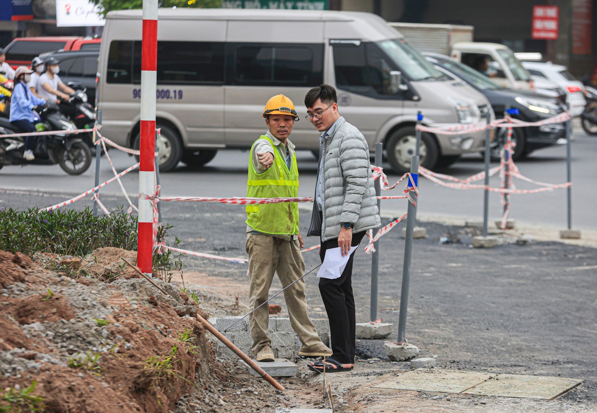 Cận cảnh x&eacute;n dải ph&acirc;n c&aacute;ch mở rộng l&ograve;ng đường nhiều tuyến phố ở H&agrave; Nội - Ảnh 9.