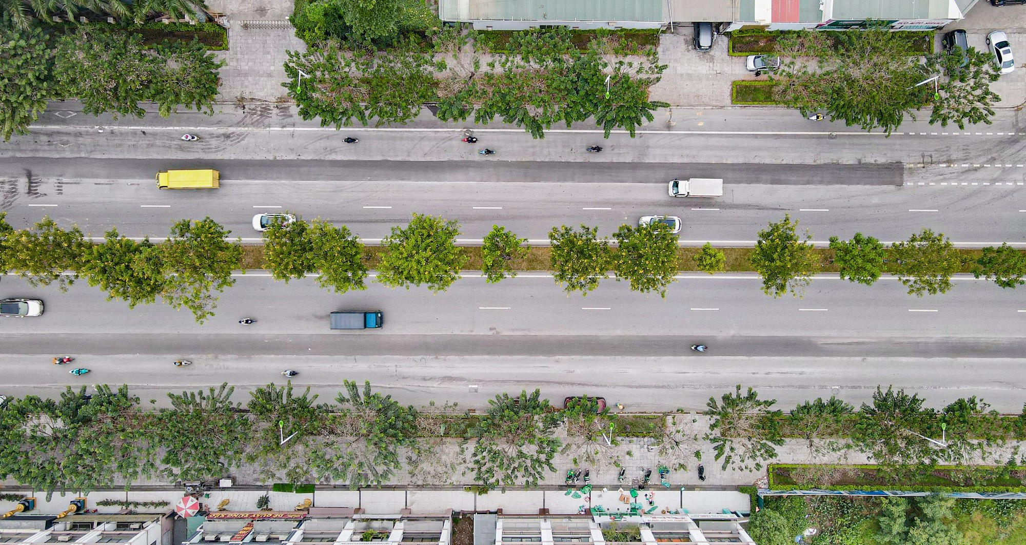 Cận cảnh x&eacute;n dải ph&acirc;n c&aacute;ch mở rộng l&ograve;ng đường nhiều tuyến phố ở H&agrave; Nội - Ảnh 2.