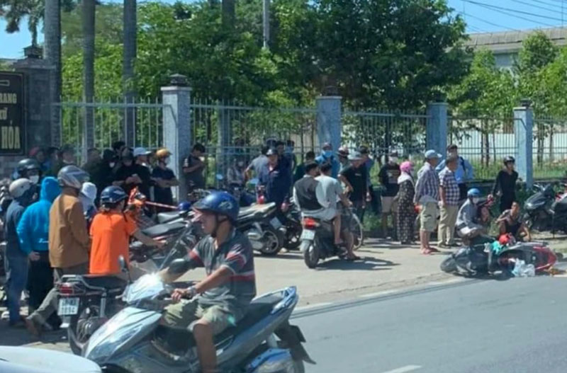 Hiện trường vụ va chạm giữa xe tải ben v&agrave; xe m&aacute;y khiến một phụ nữ tử vong tại chỗ.