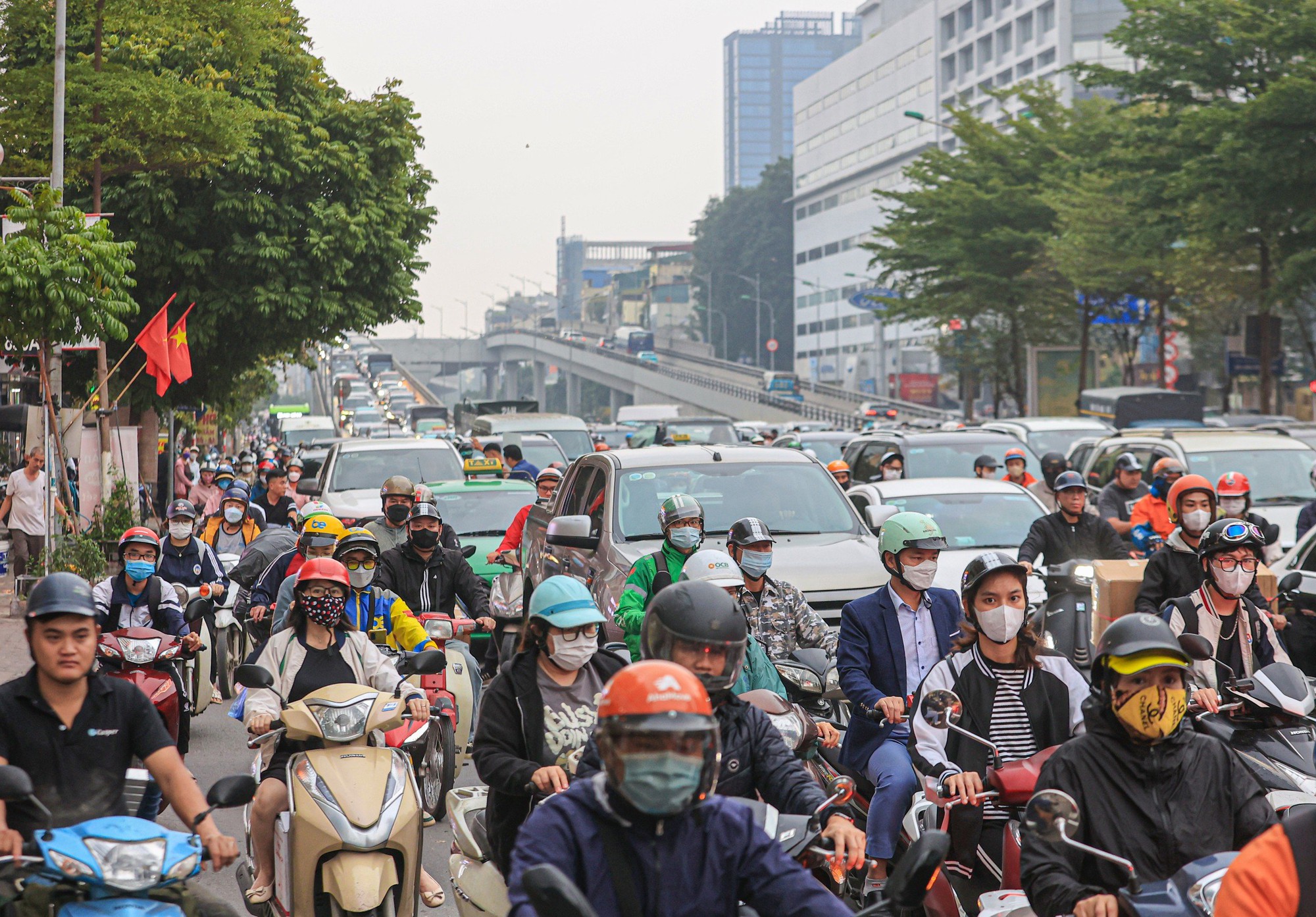 Cận cảnh x&eacute;n dải ph&acirc;n c&aacute;ch mở rộng l&ograve;ng đường nhiều tuyến phố ở H&agrave; Nội - Ảnh 15.