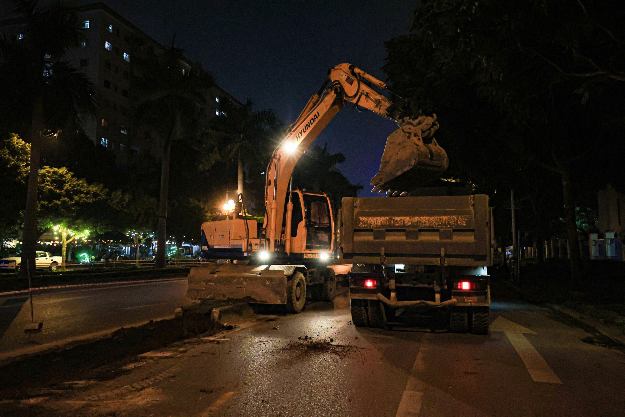 Cận cảnh x&eacute;n dải ph&acirc;n c&aacute;ch mở rộng l&ograve;ng đường nhiều tuyến phố ở H&agrave; Nội - Ảnh 13.