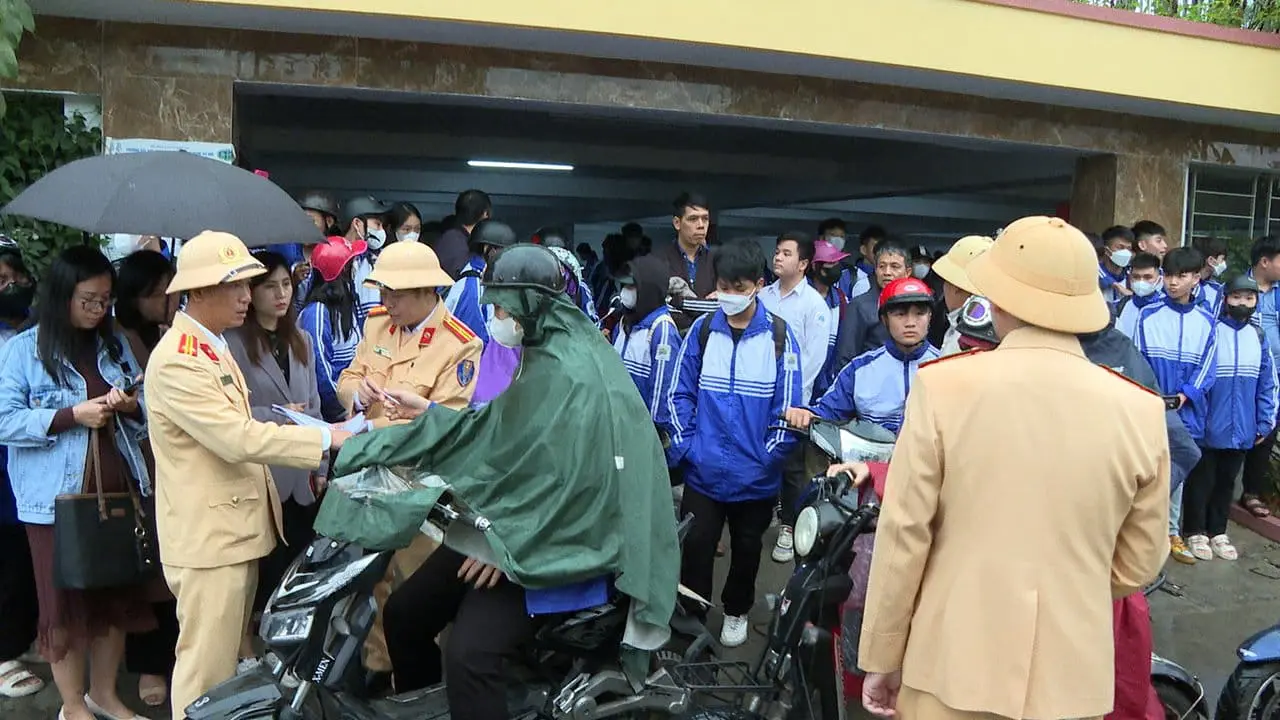 Đề nghị hạ hạnh kiểm học sinh vi phạm TTATGT ở Ph&uacute; Thọ - Ảnh 1.