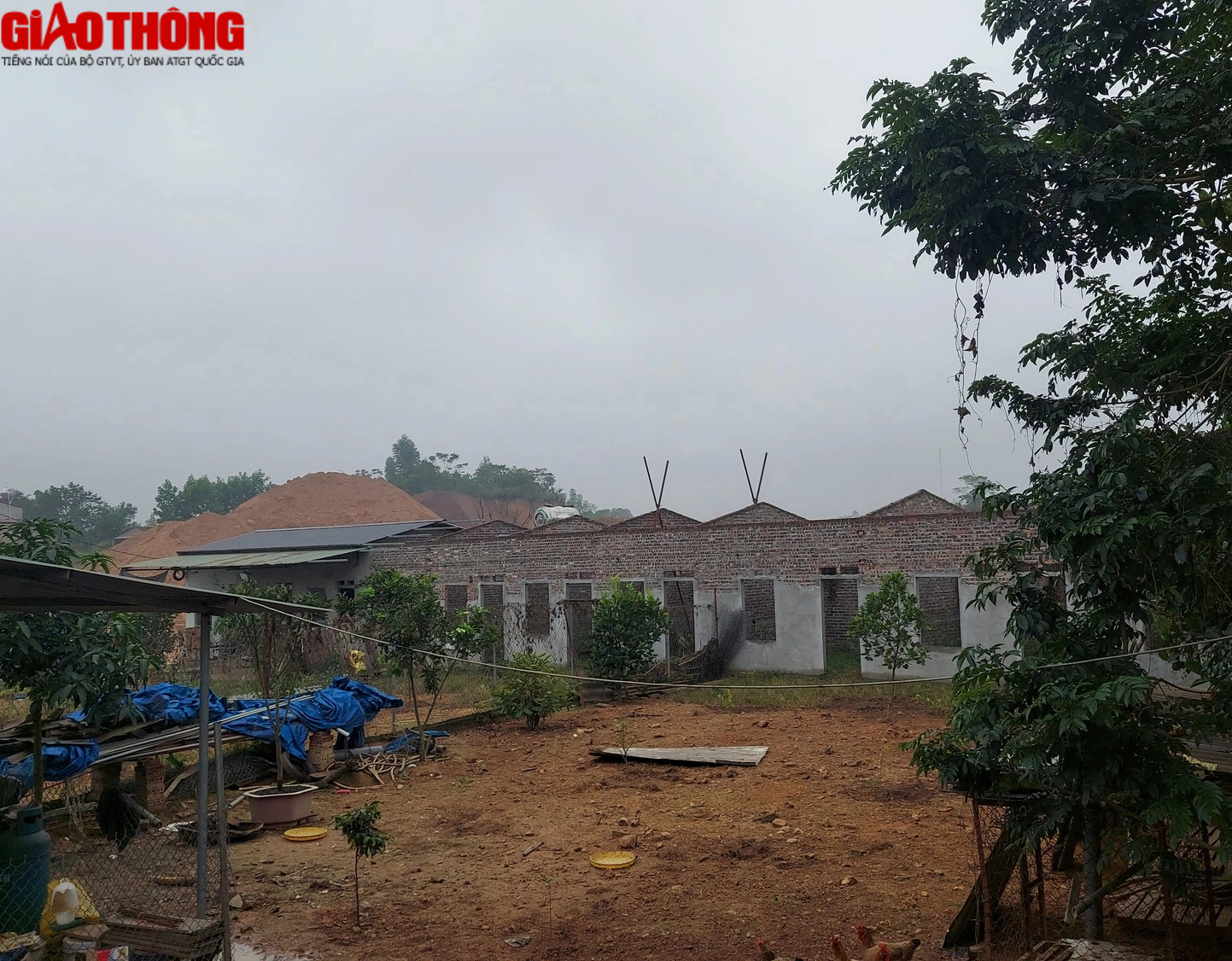 Vĩnh Ph&uacute;c: "N&uacute;i kho&aacute;ng sản" ngang nhi&ecirc;n chặn đường d&acirc;n sinh - Ảnh 8.