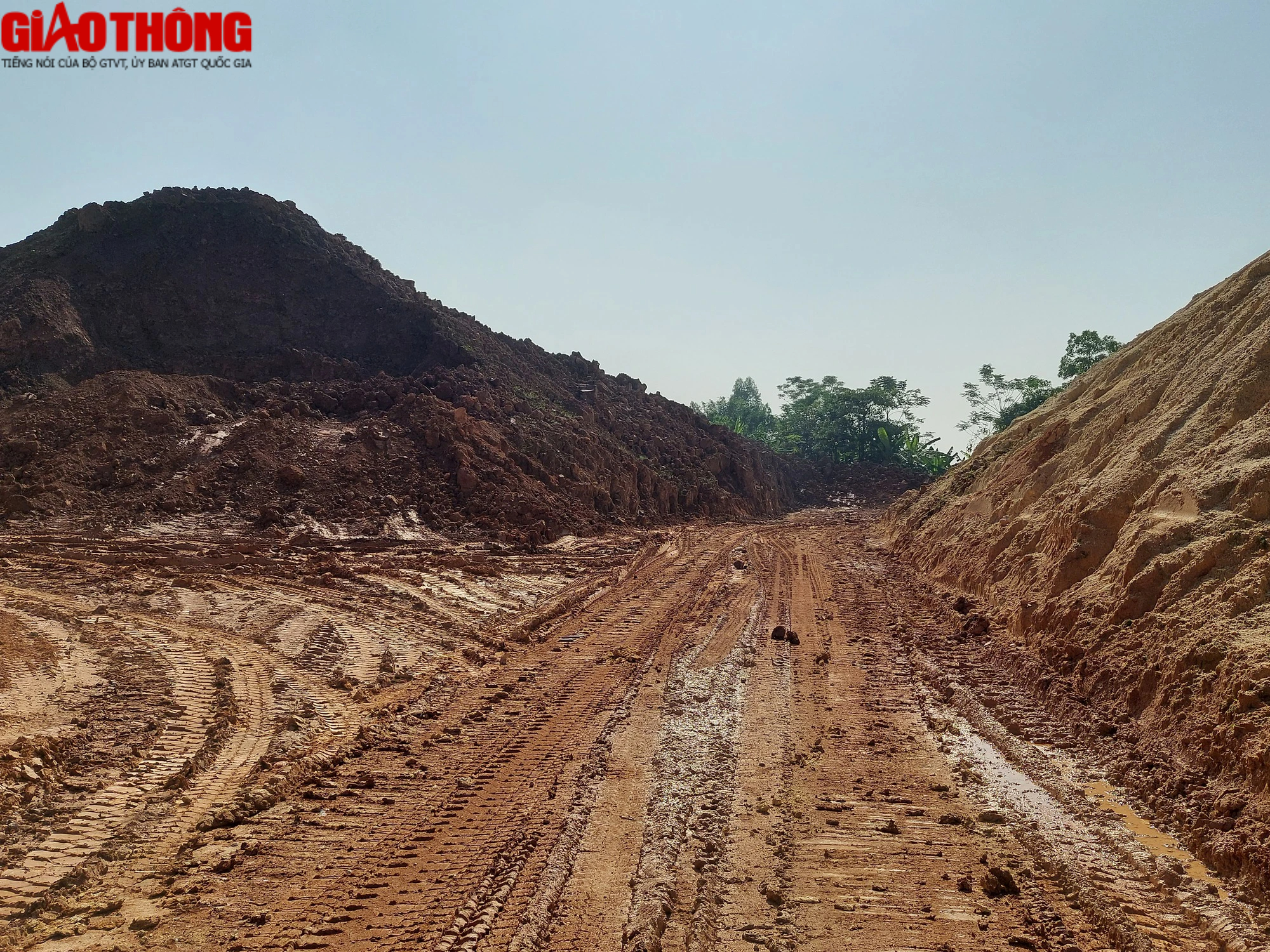 Vĩnh Ph&uacute;c: "N&uacute;i kho&aacute;ng sản" ngang nhi&ecirc;n chặn đường d&acirc;n sinh - Ảnh 6.