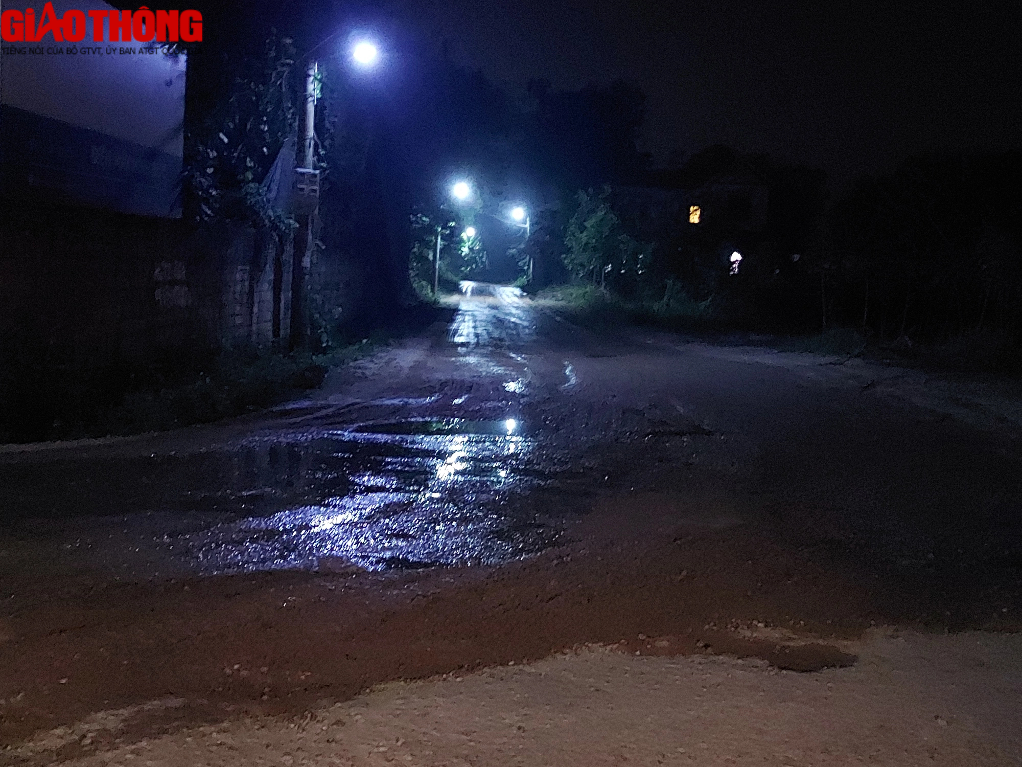 Vĩnh Ph&uacute;c: "N&uacute;i kho&aacute;ng sản" ngang nhi&ecirc;n chặn đường d&acirc;n sinh - Ảnh 4.