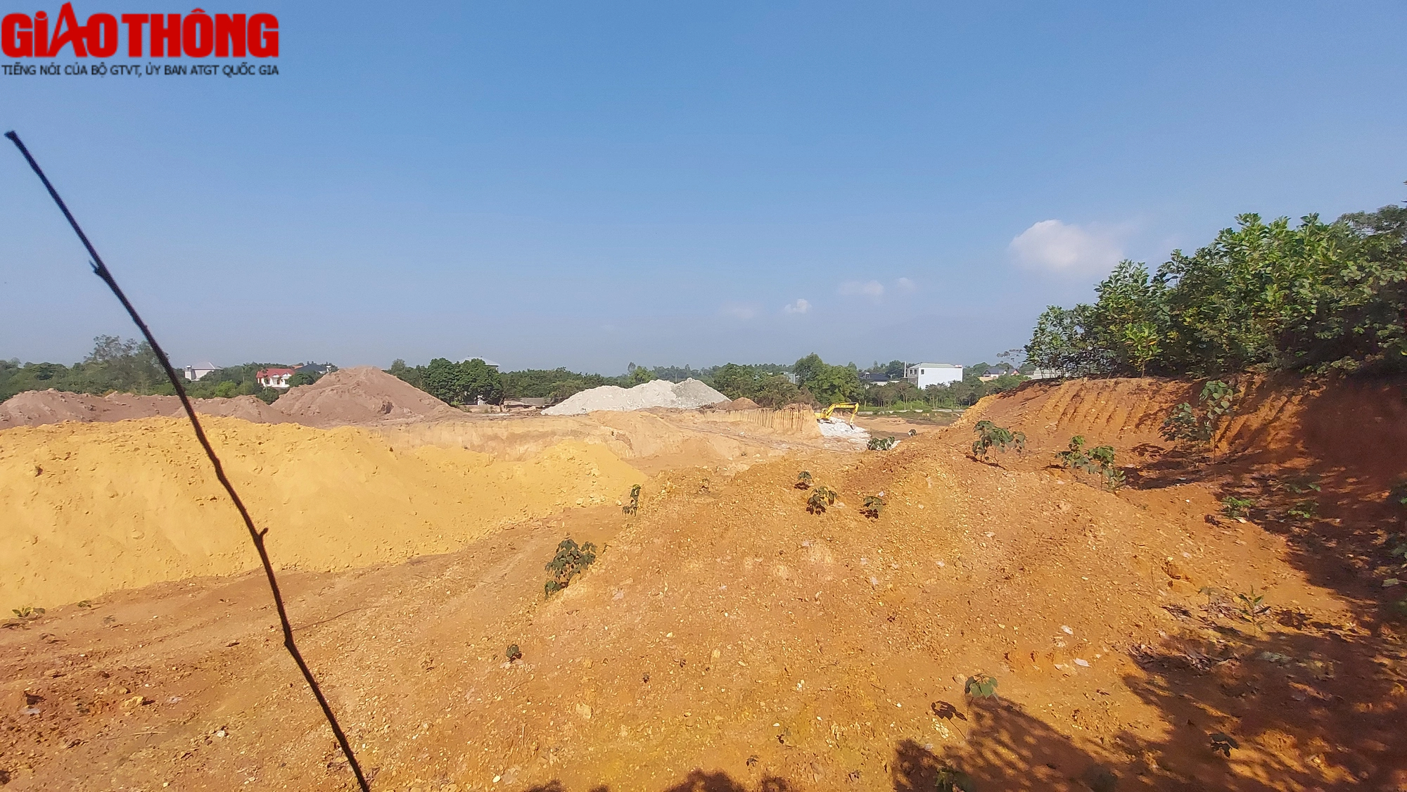 Vĩnh Ph&uacute;c: "N&uacute;i kho&aacute;ng sản" ngang nhi&ecirc;n chặn đường d&acirc;n sinh - Ảnh 2.