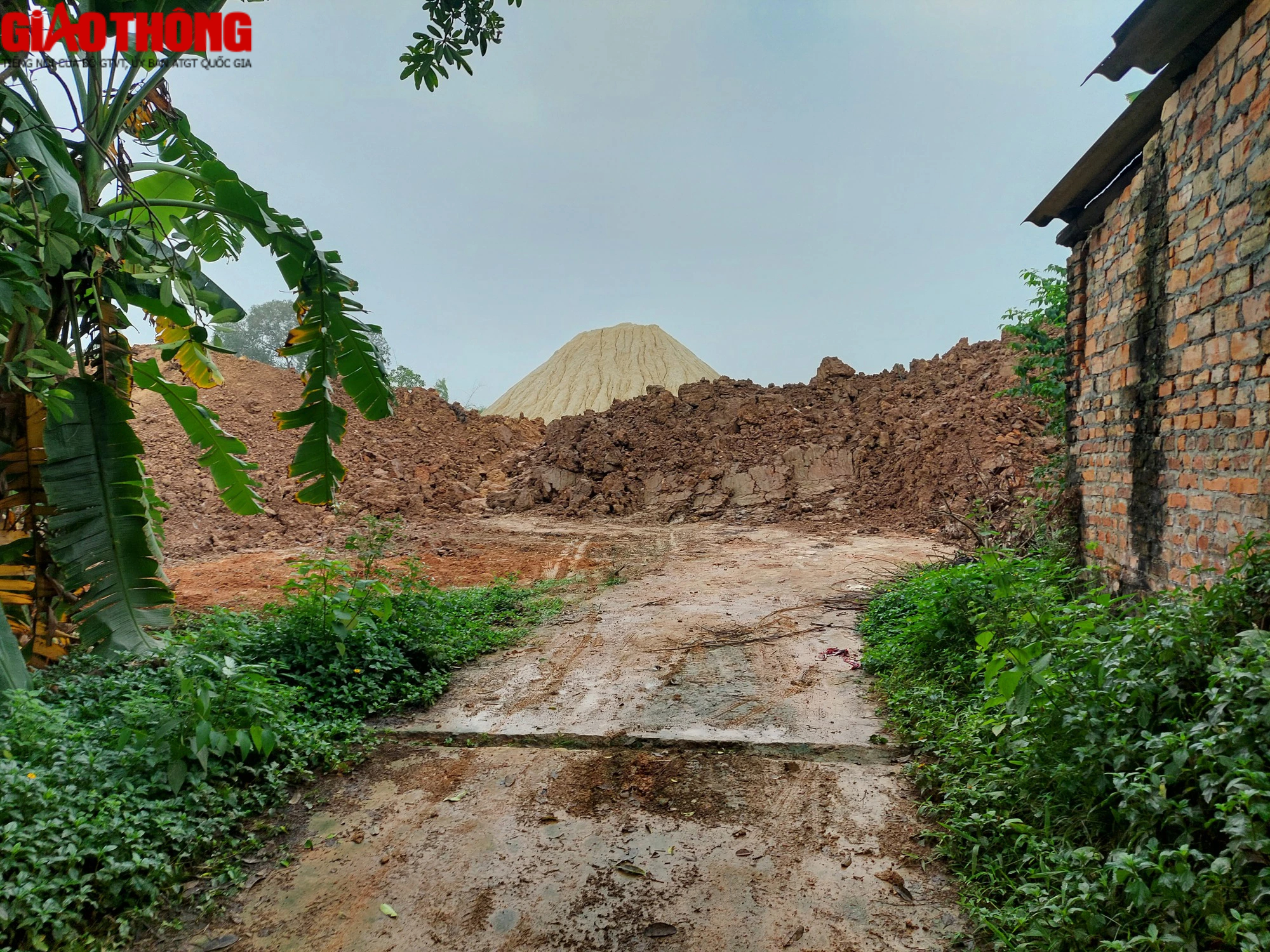 Vĩnh Ph&uacute;c: "N&uacute;i kho&aacute;ng sản" ngang nhi&ecirc;n chặn đường d&acirc;n sinh - Ảnh 1.