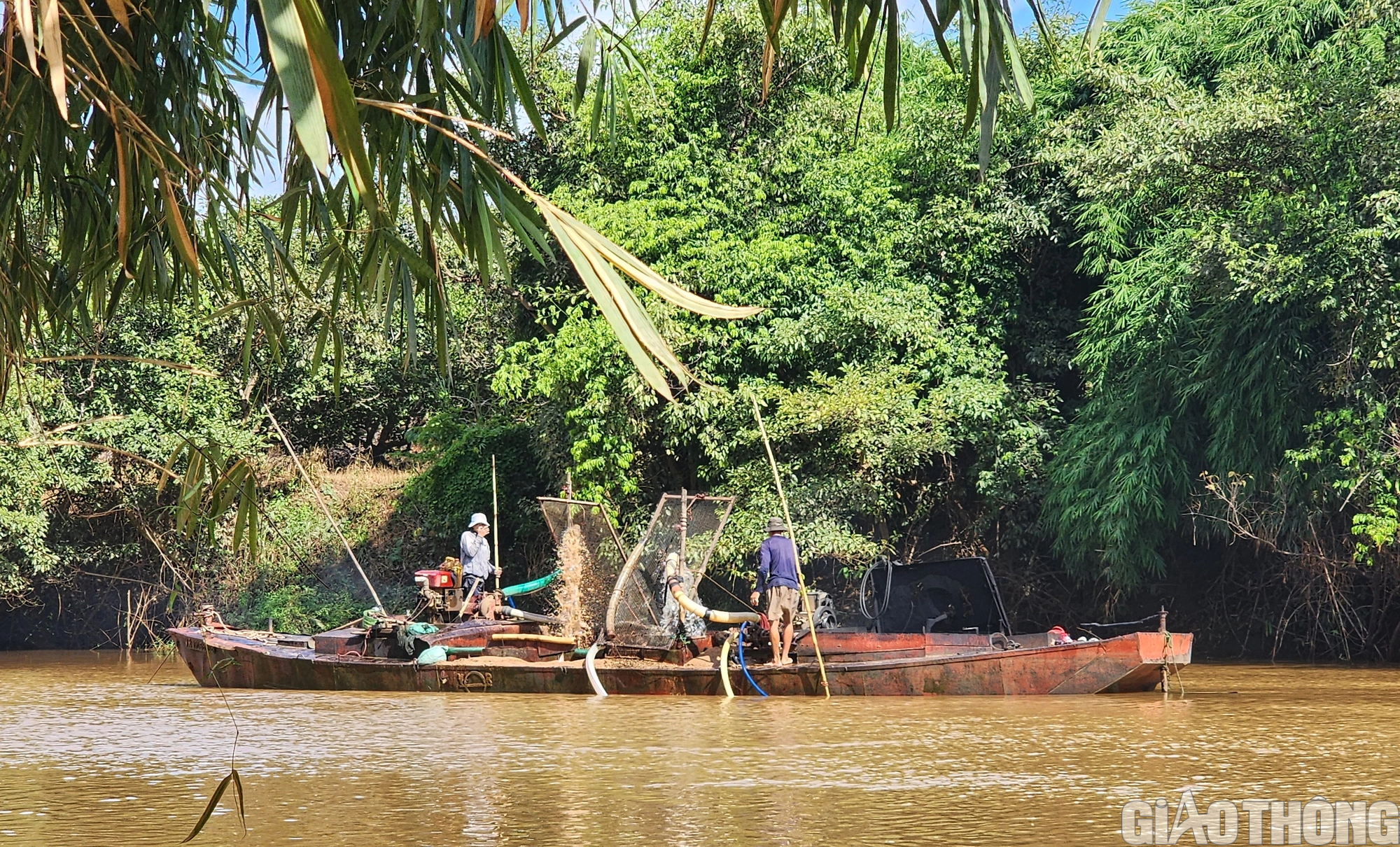 Vụ tàu hết đăng kiểm quần nát sông Ea H’leo: Sở GTVT Đắk Lắk nói gì? - Ảnh 2. Vụ tàu hết đăng kiểm quần nát sông Ea H’leo: Sở GTVT Đắk Lắk nói gì? - Ảnh 2.